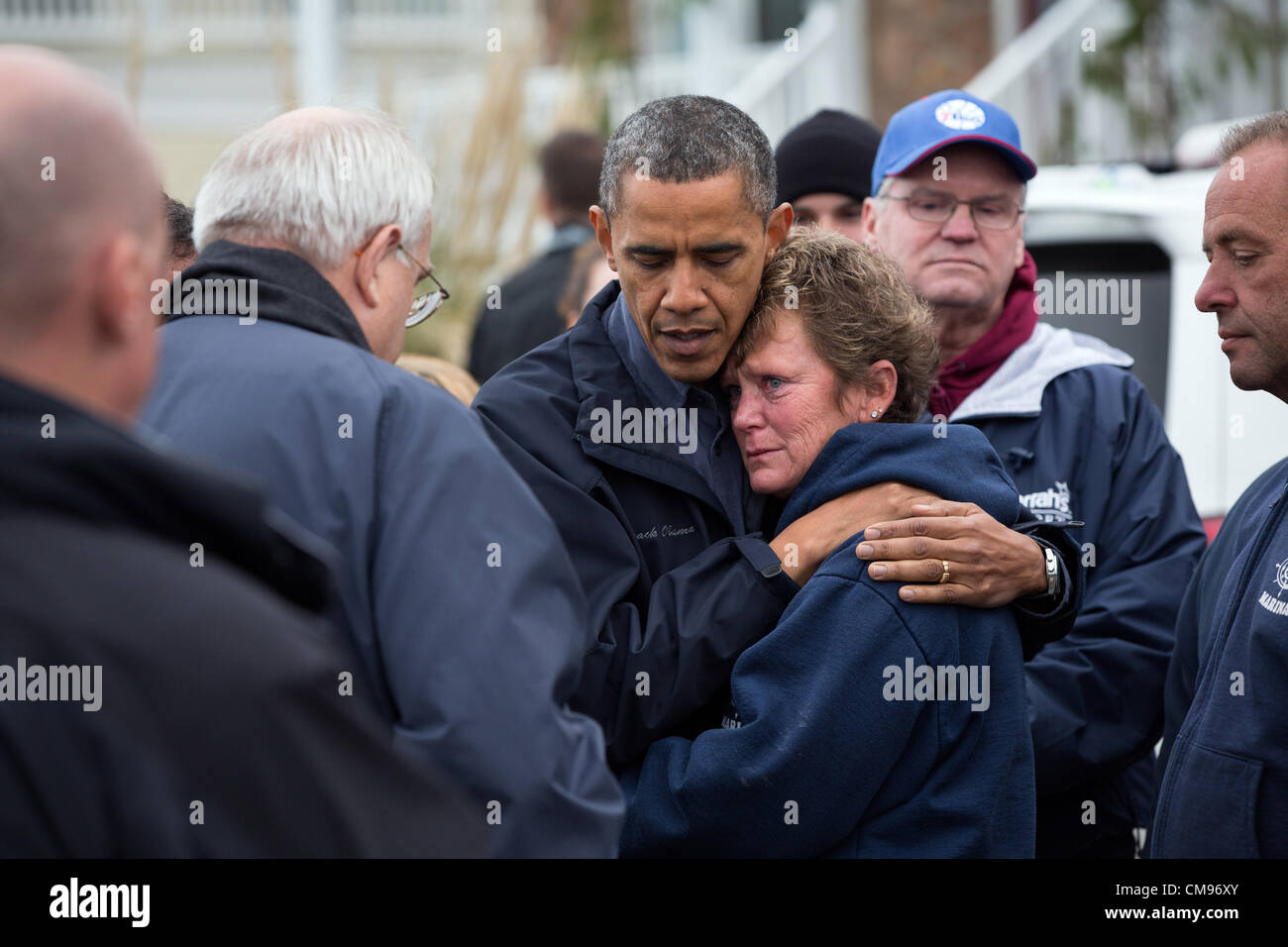Il Presidente Usa Barack Obama abbracci Donna Vanzant, proprietario di North Point Marina, come egli tours danni dall uragano Sandy Ottobre 31, 2012 in brigantino, NJ. Foto Stock