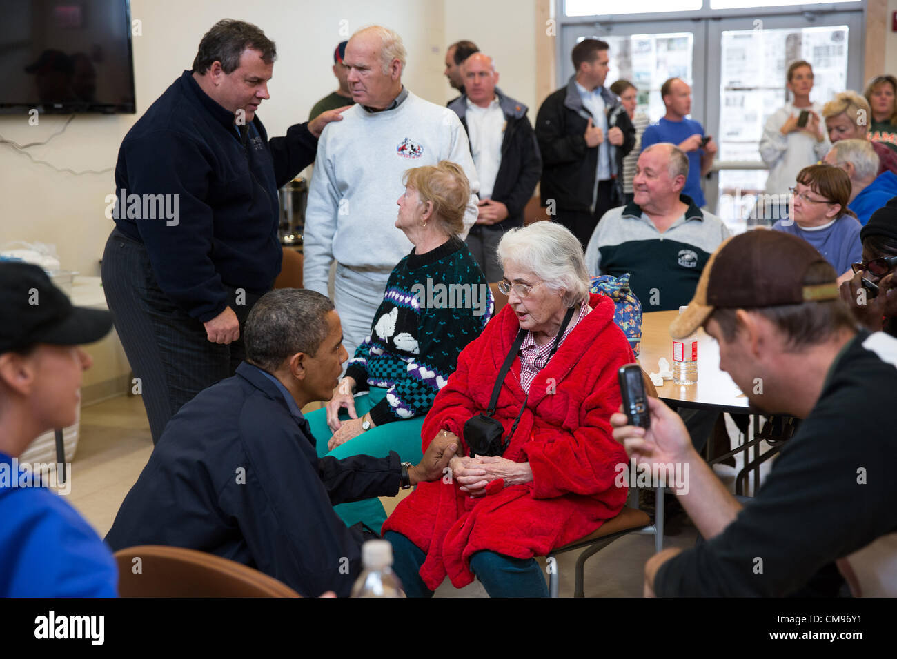 Il Presidente Usa Barack Obama e il New Jersey Gov. Chris Christie parlare con i residenti locali presso il brigantino Spiaggia Centro Comunitario Ottobre 31, 2012 in brigantino, NJ. Foto Stock