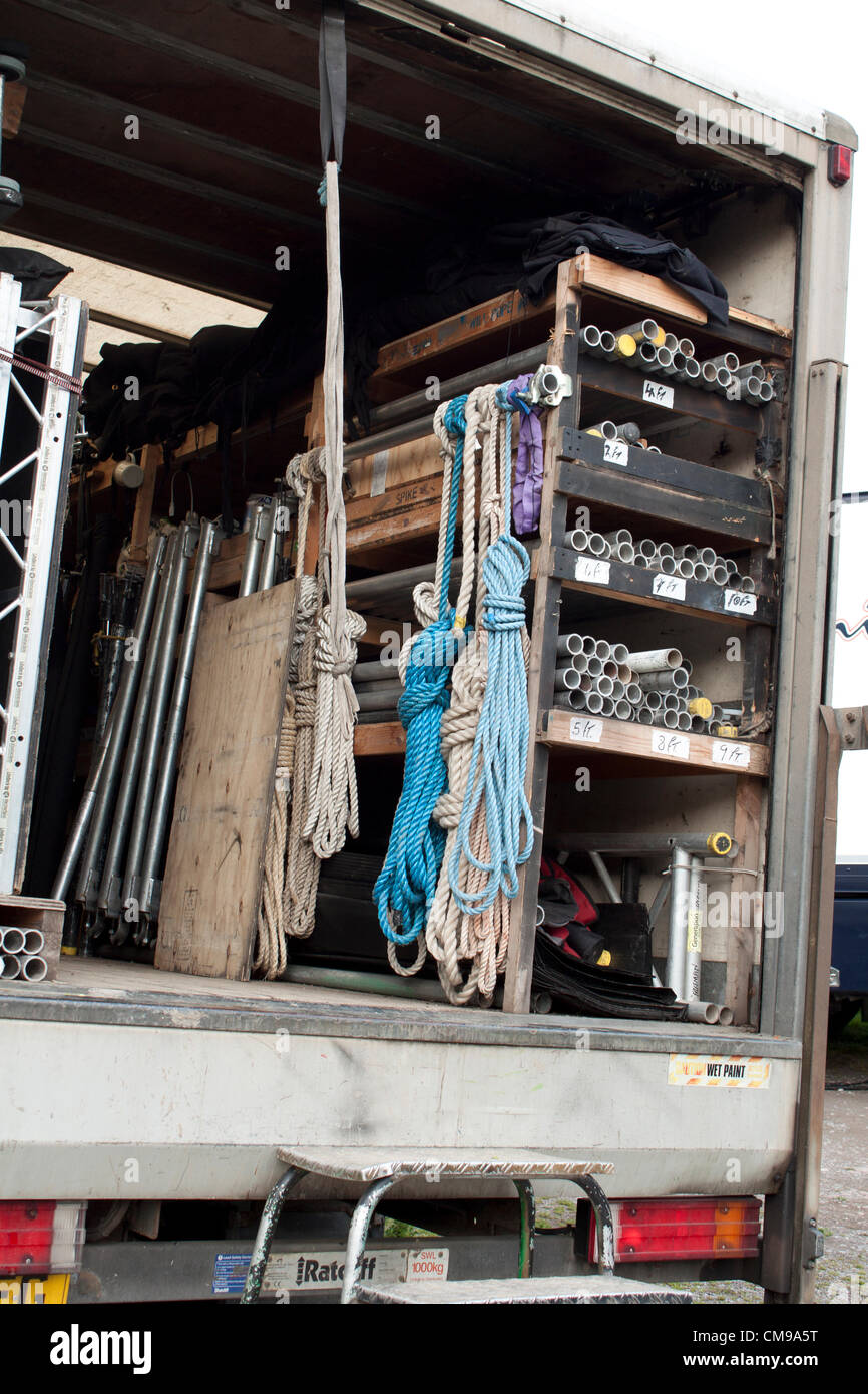 Categoria: CBBC riprese è ora in corso su CBBC la nuova eccitante avventura azione drama, creato da Russell T Davies e Phil Ford (Sarah Jane Adventures, medico che). Wizards vs Aliens, prodotta dal BBC Cymru Wales in associazione con imprese di FremantleMedia (FME), sarà l'aria su CBBC questo autunno. Riprese ha iniziato con la BBC di bloccaggio Roath Studios di Cardiff e sulla posizione intorno alla zona. I nuovi arrivati starring Scott Aran come Tom Clarke e Percelle Ascott come Benny Sherwood, la serie dispone anche di Annette Badland (medico che il mistero Sparticles) Michael Higgs (Eastenders) Jefferson Hall ( Foto Stock