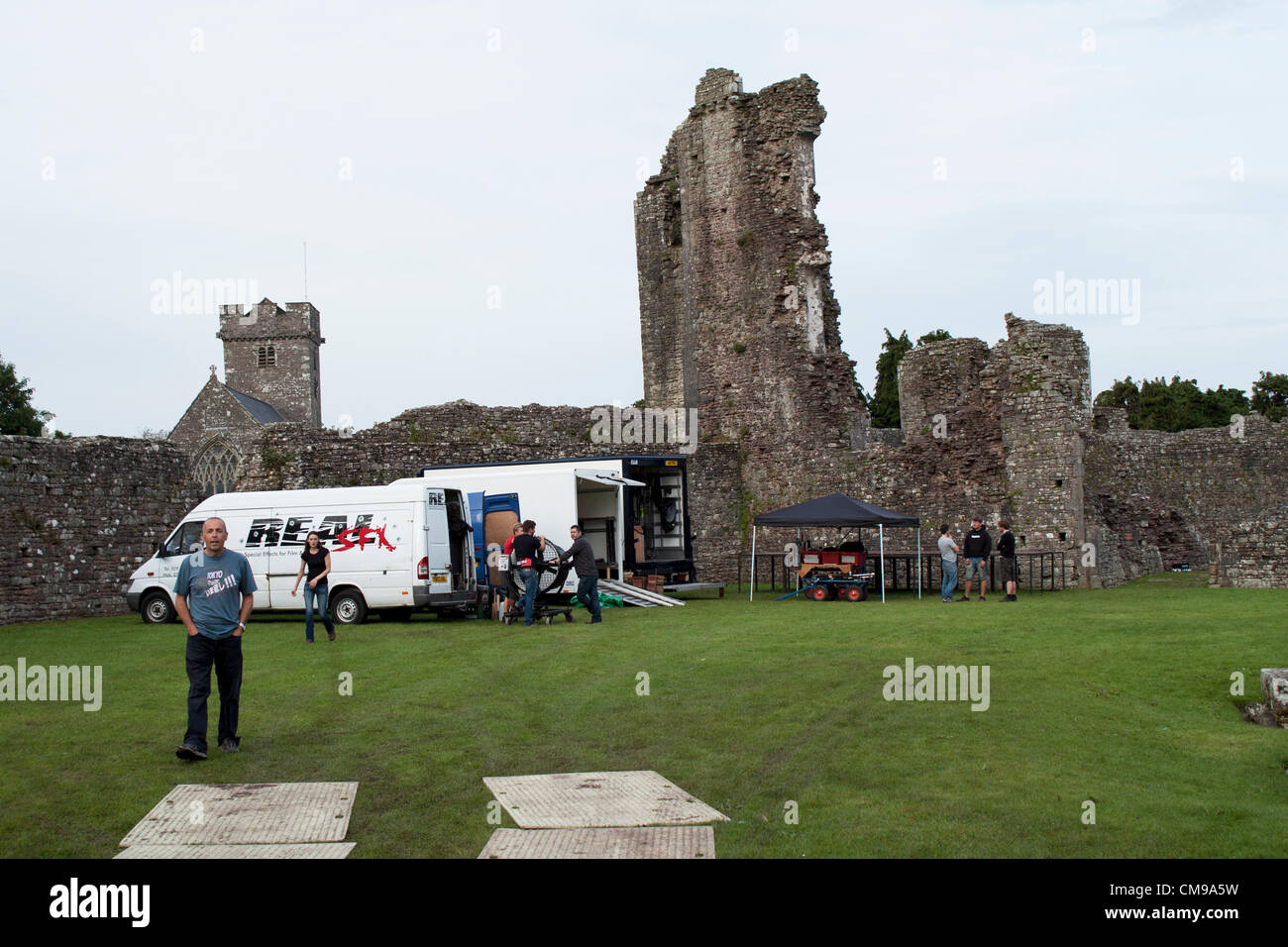 Categoria: CBBC riprese è ora in corso su CBBC la nuova eccitante avventura azione drama, creato da Russell T Davies e Phil Ford (Sarah Jane Adventures, medico che). Wizards vs Aliens, prodotta dal BBC Cymru Wales in associazione con imprese di FremantleMedia (FME), sarà l'aria su CBBC questo autunno. Riprese ha iniziato con la BBC di bloccaggio Roath Studios di Cardiff e sulla posizione intorno alla zona. I nuovi arrivati starring Scott Aran come Tom Clarke e Percelle Ascott come Benny Sherwood, la serie dispone anche di Annette Badland (medico che il mistero Sparticles) Michael Higgs (Eastenders) Jefferson Hall ( Foto Stock