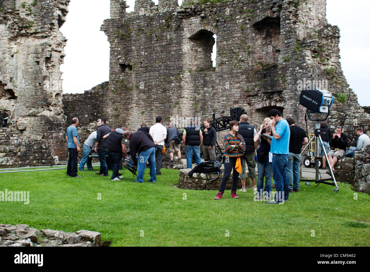 Categoria: CBBC riprese è ora in corso su CBBC la nuova eccitante avventura azione drama, creato da Russell T Davies e Phil Ford (Sarah Jane Adventures, medico che). Wizards vs Aliens, prodotta dal BBC Cymru Wales in associazione con imprese di FremantleMedia (FME), sarà l'aria su CBBC questo autunno. Riprese ha iniziato con la BBC di bloccaggio Roath Studios di Cardiff e sulla posizione intorno alla zona. I nuovi arrivati starring Scott Aran come Tom Clarke e Percelle Ascott come Benny Sherwood, la serie dispone anche di Annette Badland (medico che il mistero Sparticles) Michael Higgs (Eastenders) Jefferson Hall ( Foto Stock