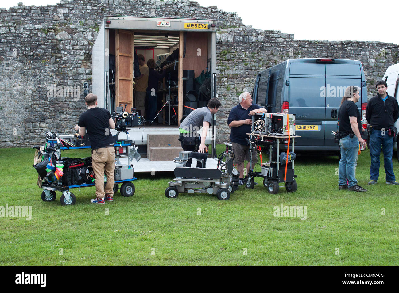 Categoria: CBBC riprese è ora in corso su CBBC la nuova eccitante avventura azione drama, creato da Russell T Davies e Phil Ford (Sarah Jane Adventures, medico che). Wizards vs Aliens, prodotta dal BBC Cymru Wales in associazione con imprese di FremantleMedia (FME), sarà l'aria su CBBC questo autunno. Riprese ha iniziato con la BBC di bloccaggio Roath Studios di Cardiff e sulla posizione intorno alla zona. I nuovi arrivati starring Scott Aran come Tom Clarke e Percelle Ascott come Benny Sherwood, la serie dispone anche di Annette Badland (medico che il mistero Sparticles) Michael Higgs (Eastenders) Jefferson Hall ( Foto Stock