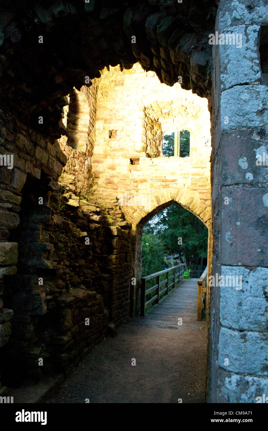 Categoria: CBBC riprese è ora in corso su CBBC la nuova eccitante avventura azione drama, creato da Russell T Davies e Phil Ford (Sarah Jane Adventures, medico che). Wizards vs Aliens, prodotta dal BBC Cymru Wales in associazione con imprese di FremantleMedia (FME), sarà l'aria su CBBC questo autunno. Riprese ha iniziato con la BBC di bloccaggio Roath Studios di Cardiff e sulla posizione intorno alla zona. I nuovi arrivati starring Scott Aran come Tom Clarke e Percelle Ascott come Benny Sherwood, la serie dispone anche di Annette Badland (medico che il mistero Sparticles) Michael Higgs (Eastenders) Jefferson Hall ( Foto Stock