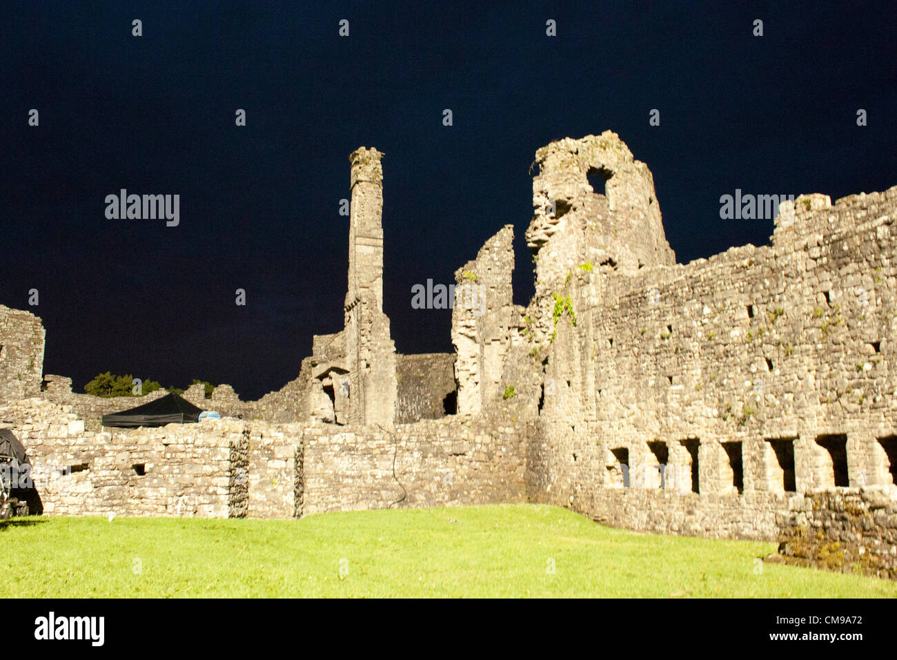 Categoria: CBBC riprese è ora in corso su CBBC la nuova eccitante avventura azione drama, creato da Russell T Davies e Phil Ford (Sarah Jane Adventures, medico che). Wizards vs Aliens, prodotta dal BBC Cymru Wales in associazione con imprese di FremantleMedia (FME), sarà l'aria su CBBC questo autunno. Riprese ha iniziato con la BBC di bloccaggio Roath Studios di Cardiff e sulla posizione intorno alla zona. I nuovi arrivati starring Scott Aran come Tom Clarke e Percelle Ascott come Benny Sherwood, la serie dispone anche di Annette Badland (medico che il mistero Sparticles) Michael Higgs (Eastenders) Jefferson Hall ( Foto Stock