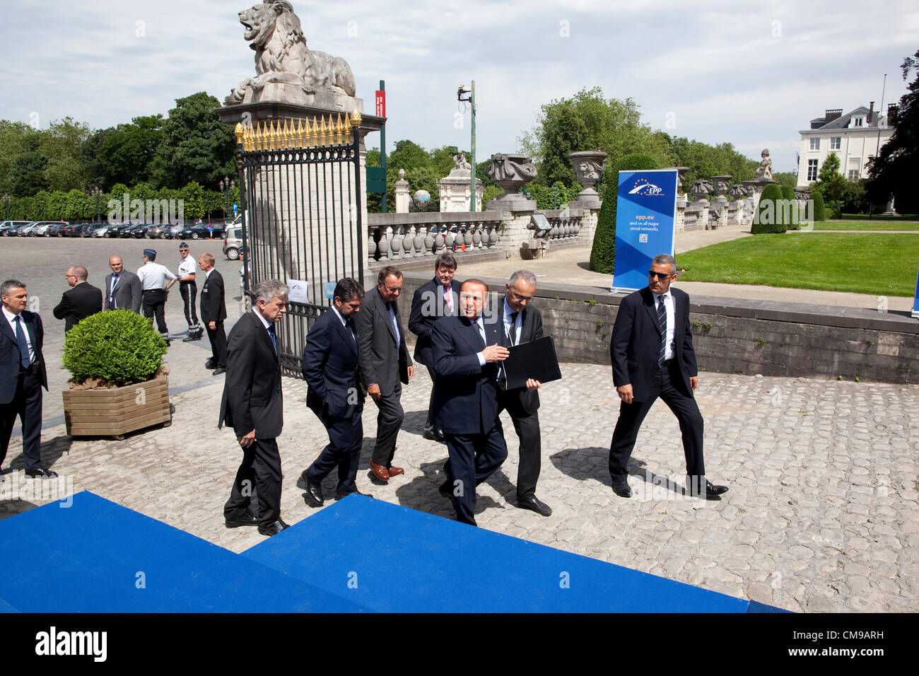 Académie Royal de Belgique a Bruxelles. 28.06.2012 Foto mostra Silvio Berlusconi arrivando a Europoean del Partito popolare nella riunione di Bruxelles, all' Academie Royal de Belgique. Foto Stock