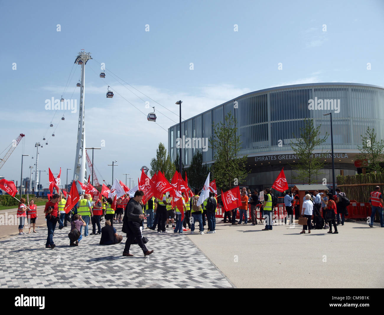 Unire i membri protestare per le Olimpiadi pagare per Londra i conducenti di autobus all'apertura degli Emirati linea aria sistema di cabinovia urbana, in Greenwich, Londra giovedì 28 giugno 2012. Londra, Regno Unito. Foto Stock