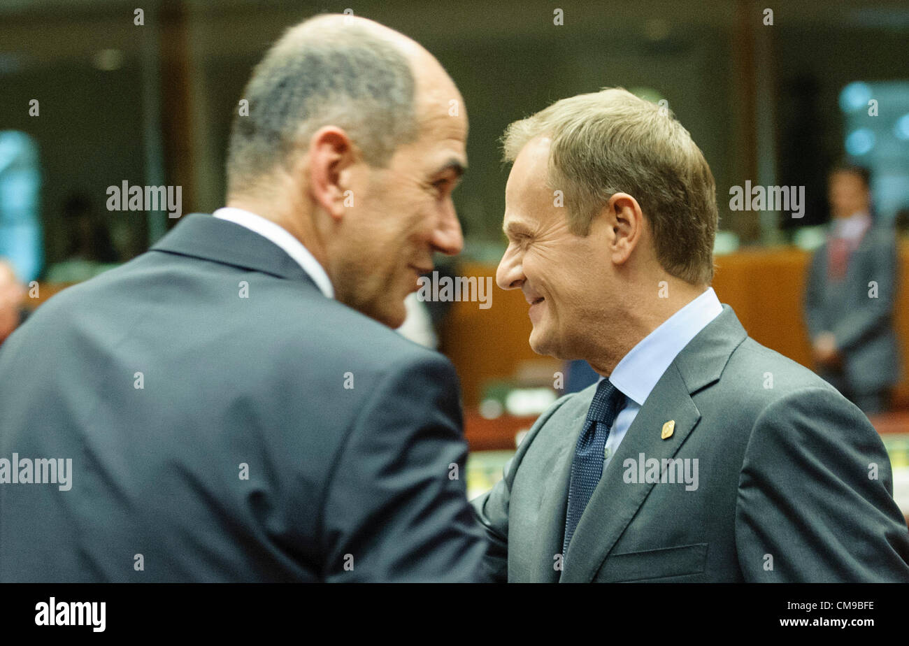 Giugno 28, 2012 - Bruxelles, BXL, Belgio - sloveno il Primo Ministro Janez Jansa (L) e il Primo ministro polacco Donald Tusk all'inizio del vertice Ue di Bruxelles in Belgio su 28.06.2012 da Wiktor Dabkowski (credito Immagine: © Wiktor Dabkowski/ZUMAPRESS.com) Foto Stock