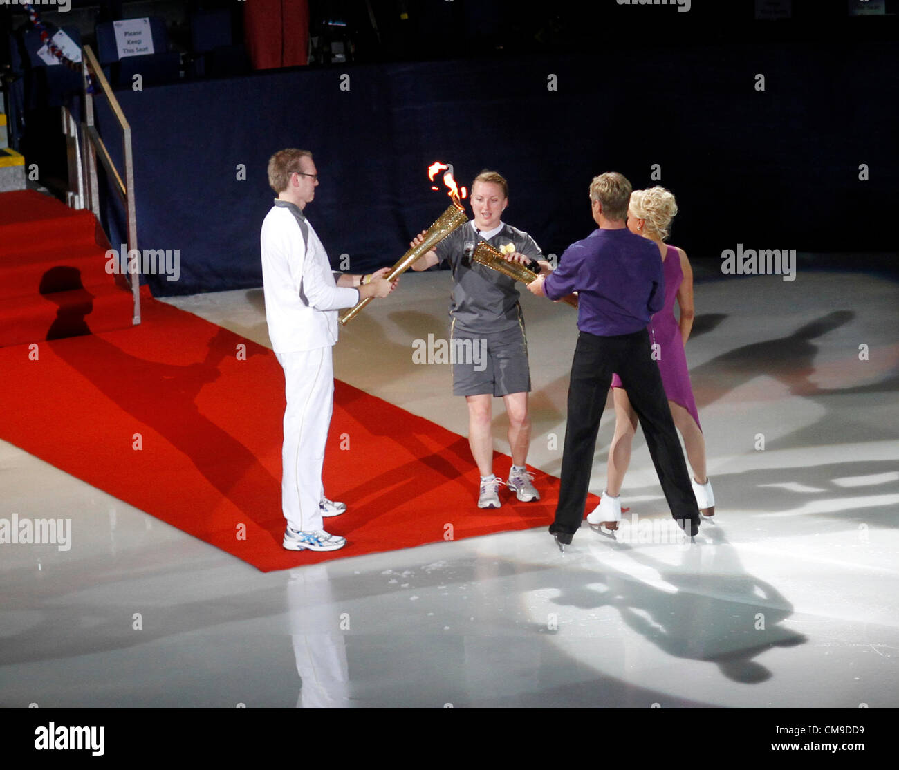 Nottingham, Regno Unito. 28 Giugno, 2012. Jayne Torvill OBE e Christopher Dean OBE, 1984 Olympic Dance Champions, prendere la fiamma olimpica dalla guida presso il National Ice Center Foto Stock