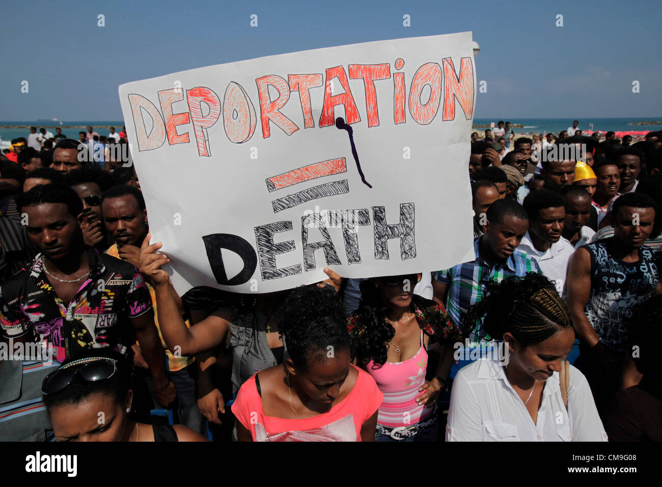 I migranti africani che partecipano ad una manifestazione contro la deportazione Politica dei richiedenti asilo e immigrazione clandestina da parte del governo israeliano Di fronte all'ambasciata degli Stati Uniti a Tel Aviv Israele Foto Stock