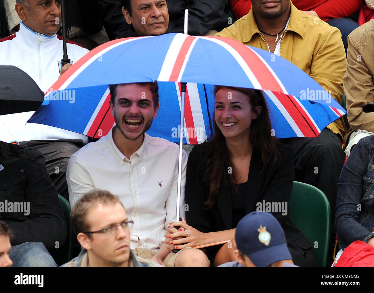 Ombrelloni fuori come pioggia ritardi P I campionati di Wimbledon 20 All England Tennis Club Wimbledon Londra Inghilterra 29 Giugno 20 Foto Stock