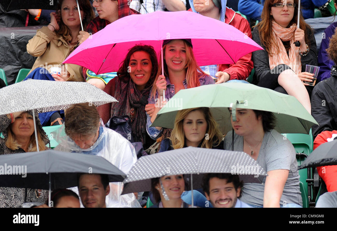 Ombrelloni fuori come pioggia ritardi P I campionati di Wimbledon 20 All England Tennis Club Wimbledon Londra Inghilterra 29 Giugno 20 Foto Stock