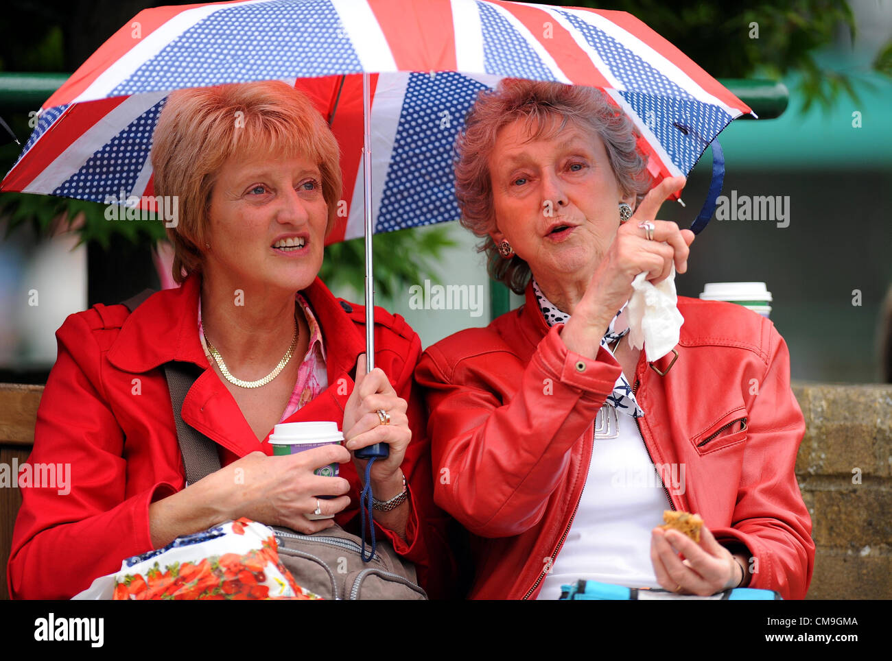 Ombrelloni fuori come pioggia ritardi P I campionati di Wimbledon 20 All England Tennis Club Wimbledon Londra Inghilterra 29 Giugno 20 Foto Stock