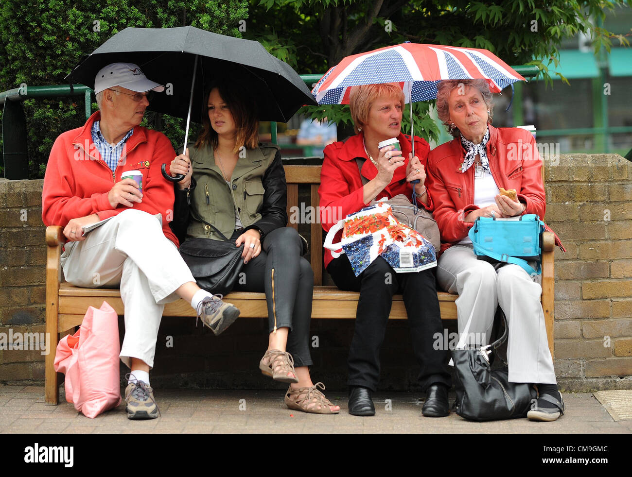 Ombrelloni fuori come pioggia ritardi P I campionati di Wimbledon 20 All England Tennis Club Wimbledon Londra Inghilterra 29 Giugno 20 Foto Stock
