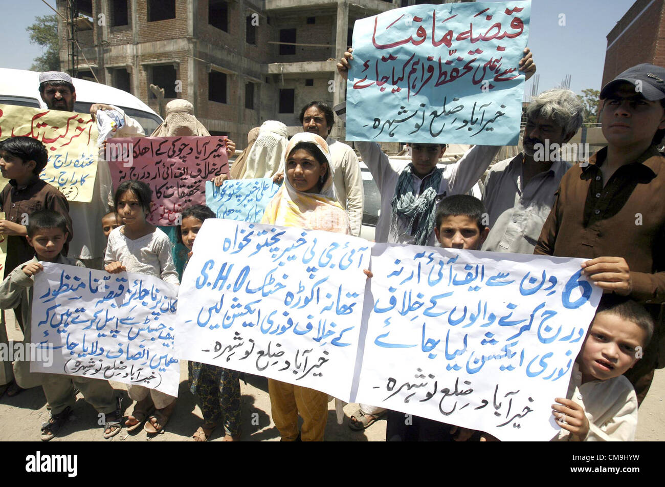 I residenti di Nowshera protestando contro la zona di funzionari di polizia durante una manifestazione di protesta nella città di Peshawar, Venerdì, 28 giugno 2012. Foto Stock