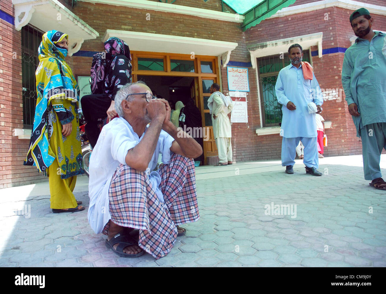 Un uomo in attesa fuori OPD di Gujranwala ospedale era chiuso a causa di sciopero. Il governo del Punjab ha anche ordinato per distribuire un SP in ogni ospedale per scoraggiare i medici invitando i propri compagni in sciopero.in Gujranwala, Venerdì 29 Giugno, 2012. Foto Stock