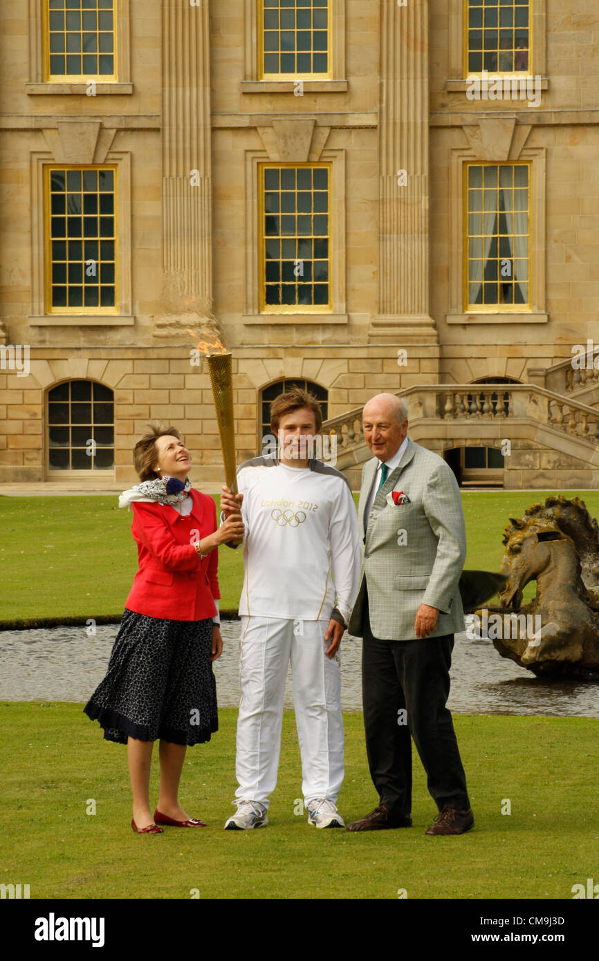 Derbyshire, Regno Unito. Venerdì 29 Giugno 2012. Torcia olimpica bearer, ben sperare con il Duca e la Duchessa di Devonshire sulla South Lawn di Chatsworth House. Chatsworth House è la sede del duca di Devonshire ed è stata la residenza della famiglia Cavendish fin dal 1549. Foto Stock