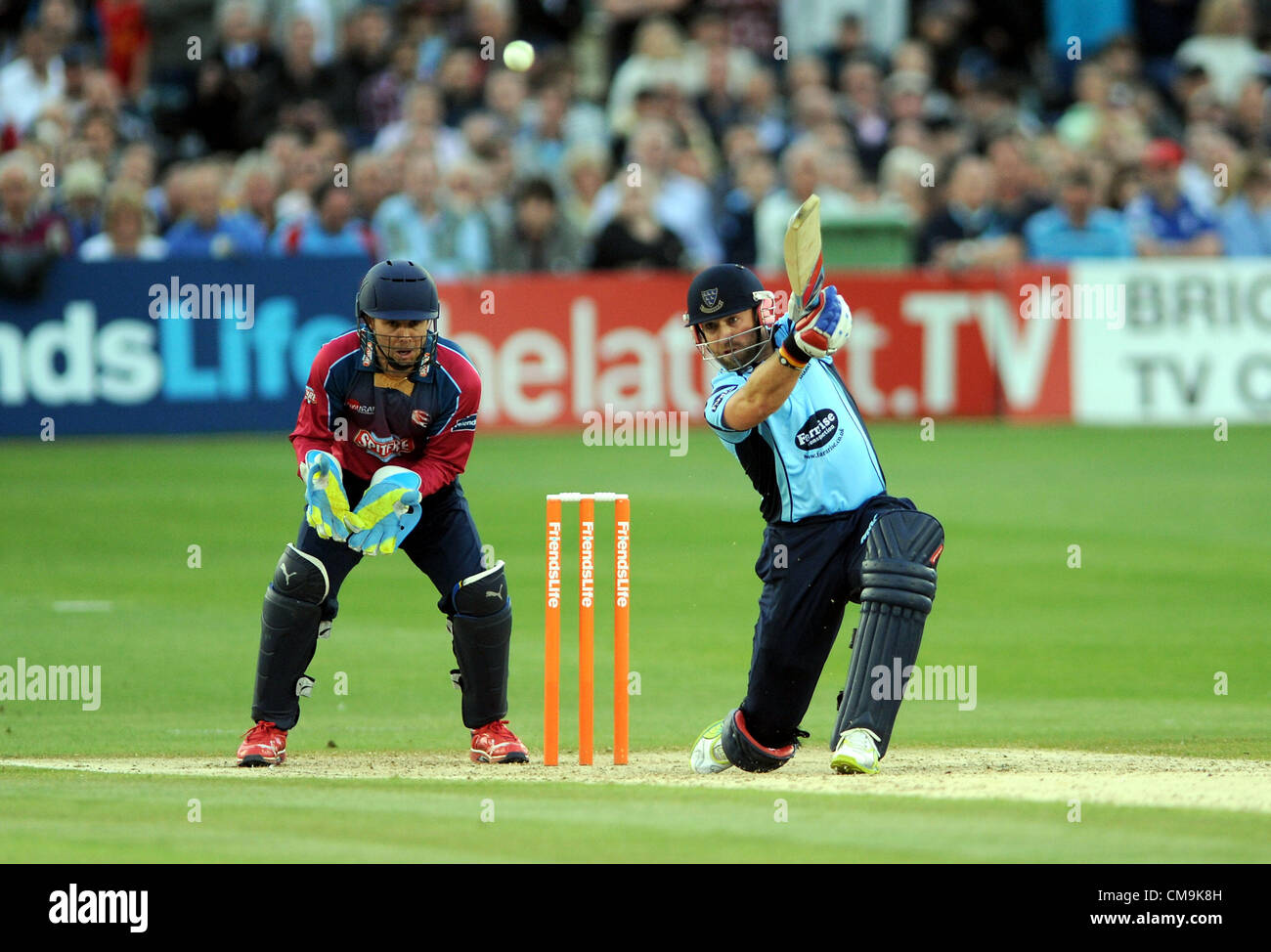 Hove Regno Unito 29 Giugno 2012 - Sussex squali v Kent Spitfires T20 partita di cricket a Probiz County Ground Hove - Sussex battitore Matt prima in blu hits fuori sul suo modo un incendio rapido 46 corre Foto Stock