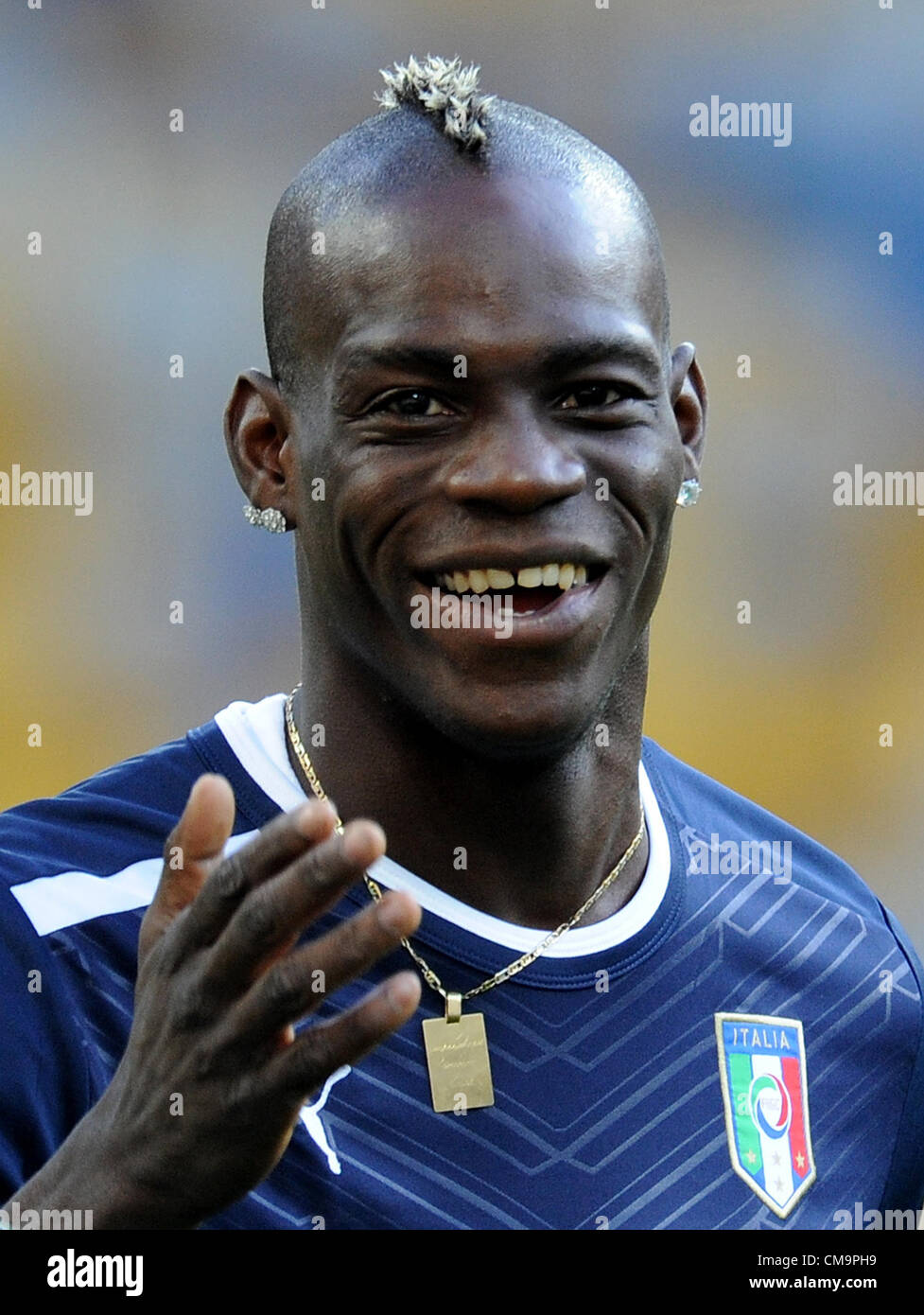 30.06.2012. Kieev, Ucraina. L'Italia Mario Balotelli gesti durante una sessione di allenamento della nazionale italiana di calcio a NSC Olimpiyskiy stadio olimpico di Kiev Kiev, Ucraina, 30 giugno 2012. Foto Stock