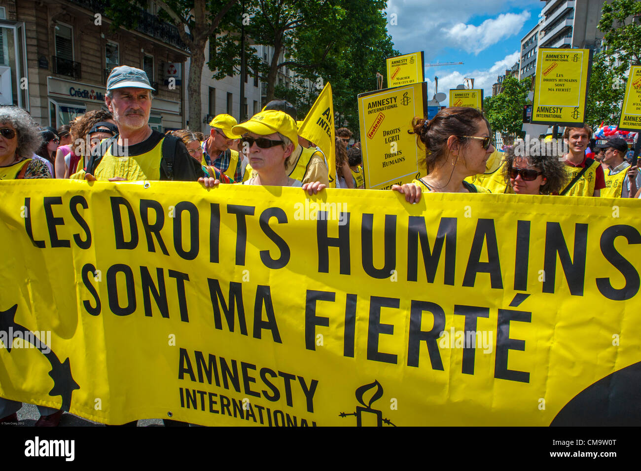 Parigi, Francia. Amnesty International ONG che trasporta la lettura di banner di protesta; "i diritti umani sono il mio orgoglio" Gay Pride March (LGBT) lotta per i diritti dei gay Foto Stock