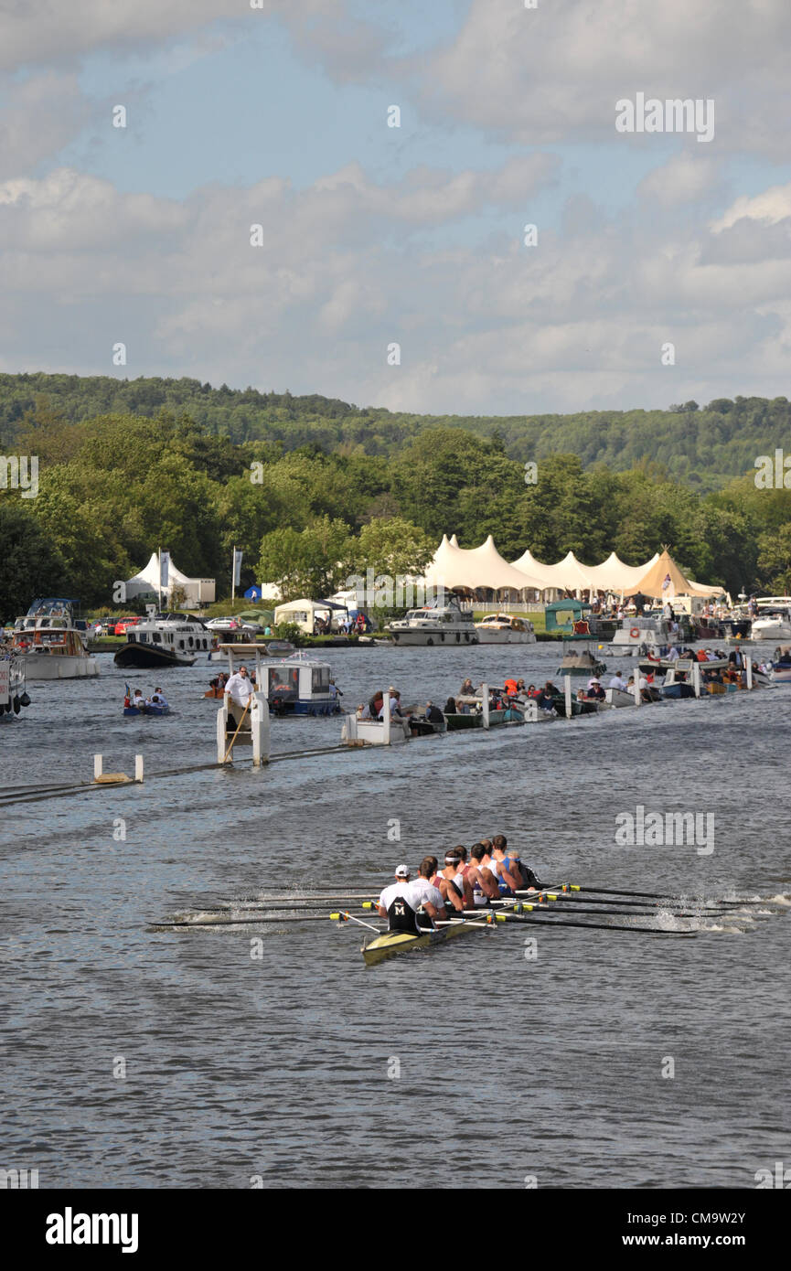 30.06.2012. Henley Upon Thames, Inghilterra. Il quarto giorno del 2012 Henley Royal Regatta. Tenuto fin dal 1839, questo sociali e sportive sia un evento clou della stagione e si svolge lungo un miglio di 550 cantieri di Henley raggiungere. Centro Nazionale di Canottaggio di eccellenza, Australia prendere su Dortmund Centro di Canottaggio, Germania. Foto Stock