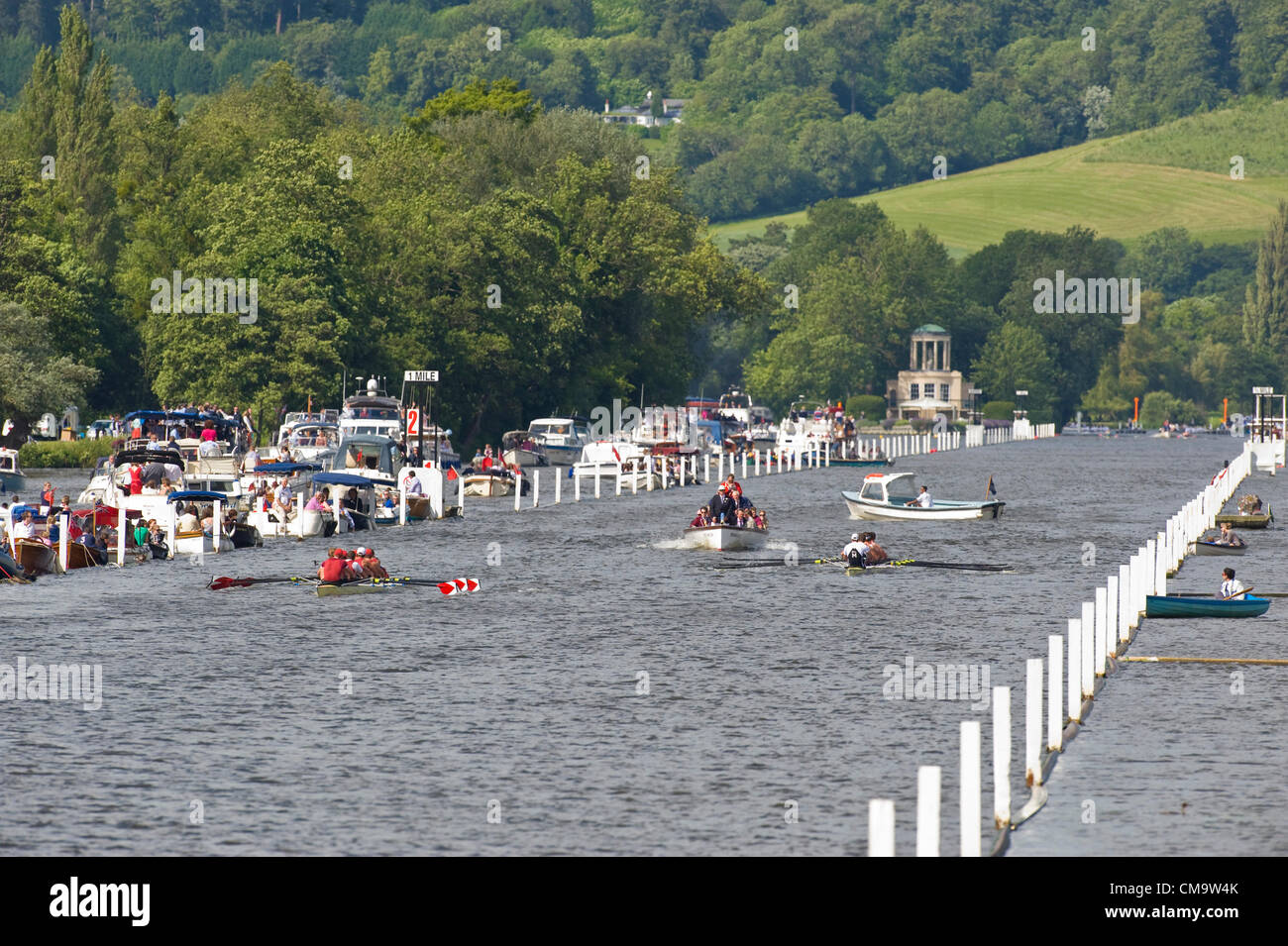 30.06.2012. Henley Upon Thames, Inghilterra. Il quarto giorno del 2012 Henley Royal Regatta. Tenuto fin dal 1839, questo sociali e sportive sia un evento clou della stagione e si svolge lungo un miglio di 550 cantieri di Henley raggiungere. Centro Nazionale di Canottaggio di eccellenza, Australia prendere su Dortmund Centro di Canottaggio, Germania. Foto Stock
