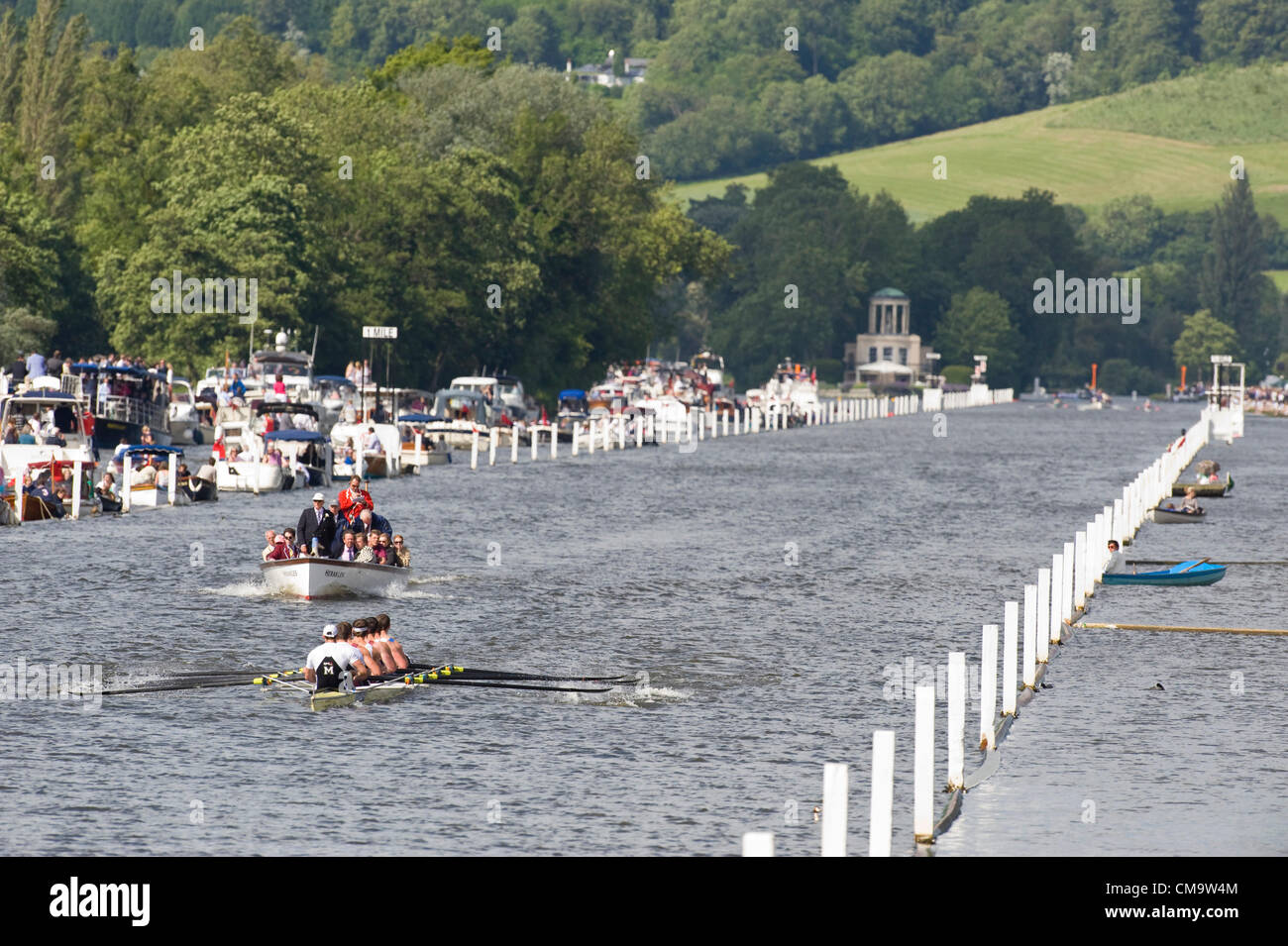 30.06.2012. Henley Upon Thames, Inghilterra. Il quarto giorno del 2012 Henley Royal Regatta. Tenuto fin dal 1839, questo sociali e sportive sia un evento clou della stagione e si svolge lungo un miglio di 550 cantieri di Henley raggiungere. Centro Nazionale di Canottaggio di eccellenza, Australia prendere su Dortmund Centro di Canottaggio, Germania. Foto Stock