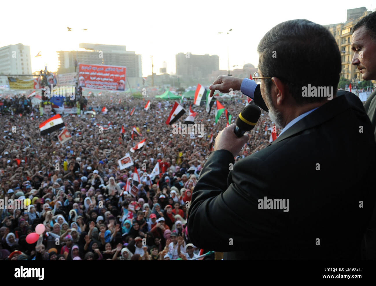 29 Giugno 2012 -- Il Cairo, Egitto -- Il Presidente egiziano eleggere Mohamed parla dei Mursi a Piazza Tahrir a migliaia di sostenitori. Foto Stock