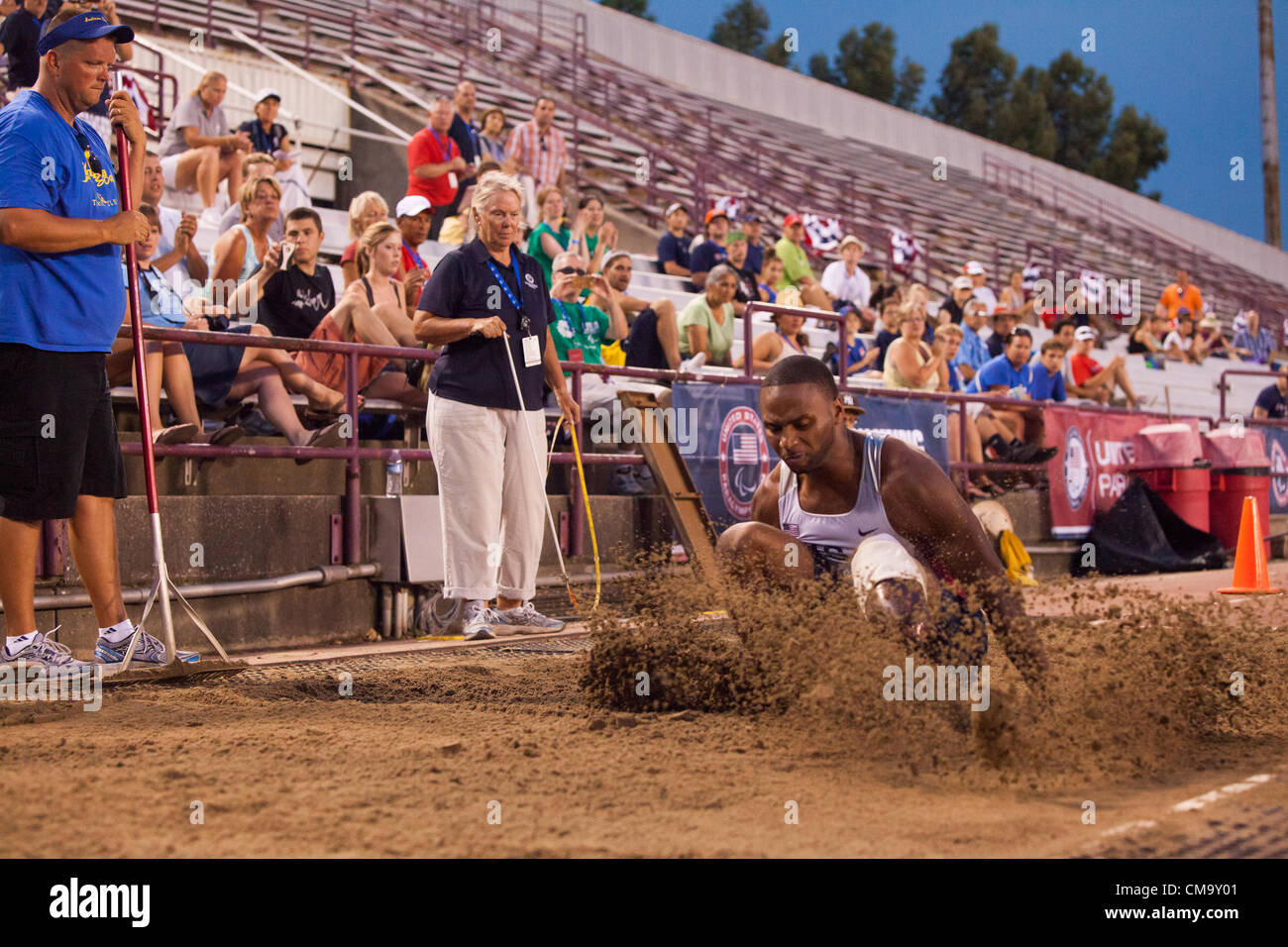 Indianapolis negli Stati Uniti, 30 giugno 2012. Hurie Johnson, a singola gamba amputato, compie un salto in lungo presso l'U.S. Il Paralympic prove per la via e il campo. Foto Stock