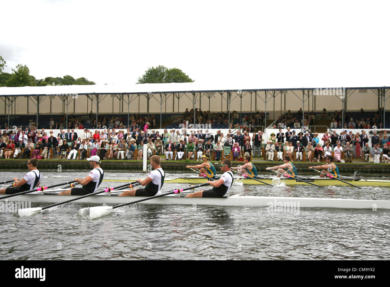 01.07.2012. Henley-on-Thames, Oxfordshire, Inghilterra. Il Royal Henley Regatta 2012. Nazionale di Canottaggio Centro di Eccellenza (Australia) portano il Victoria City Club di canottaggio (Canada) durante l'ultimo giorno dell'Henley Royal Regatta Foto Stock