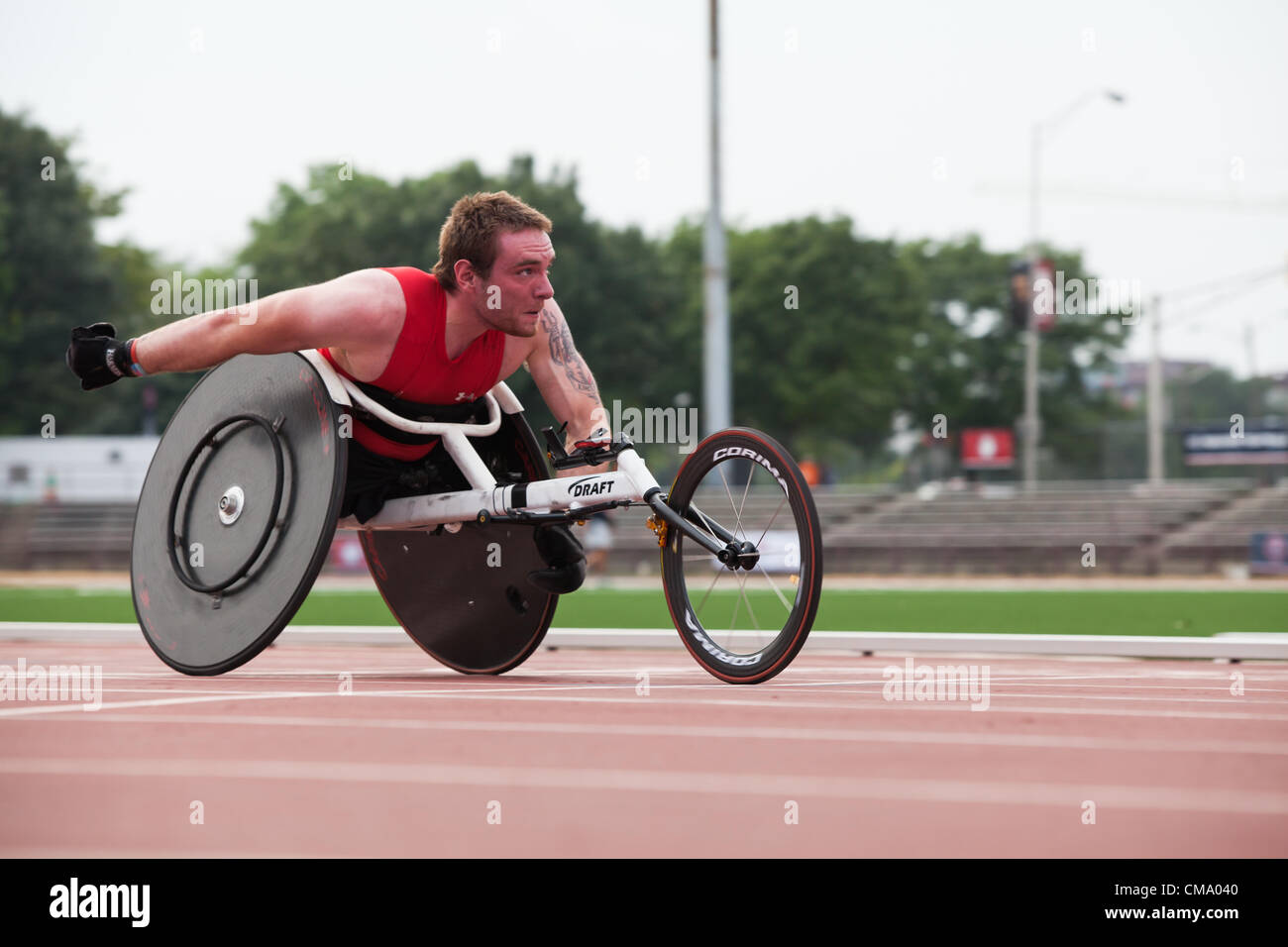 Indianapolis negli Stati Uniti, 30 giugno 2012. MIchael (Mickey) Bushell, UK, vince l'uomo 100 metro dash in concorrenza su sedia a rotelle durante gli Stati Uniti Il Paralympic prove per la via e il campo. Bushell è 100m detentore del record mondiale nella sua concorrenza paralimpico classe (T53). Foto Stock