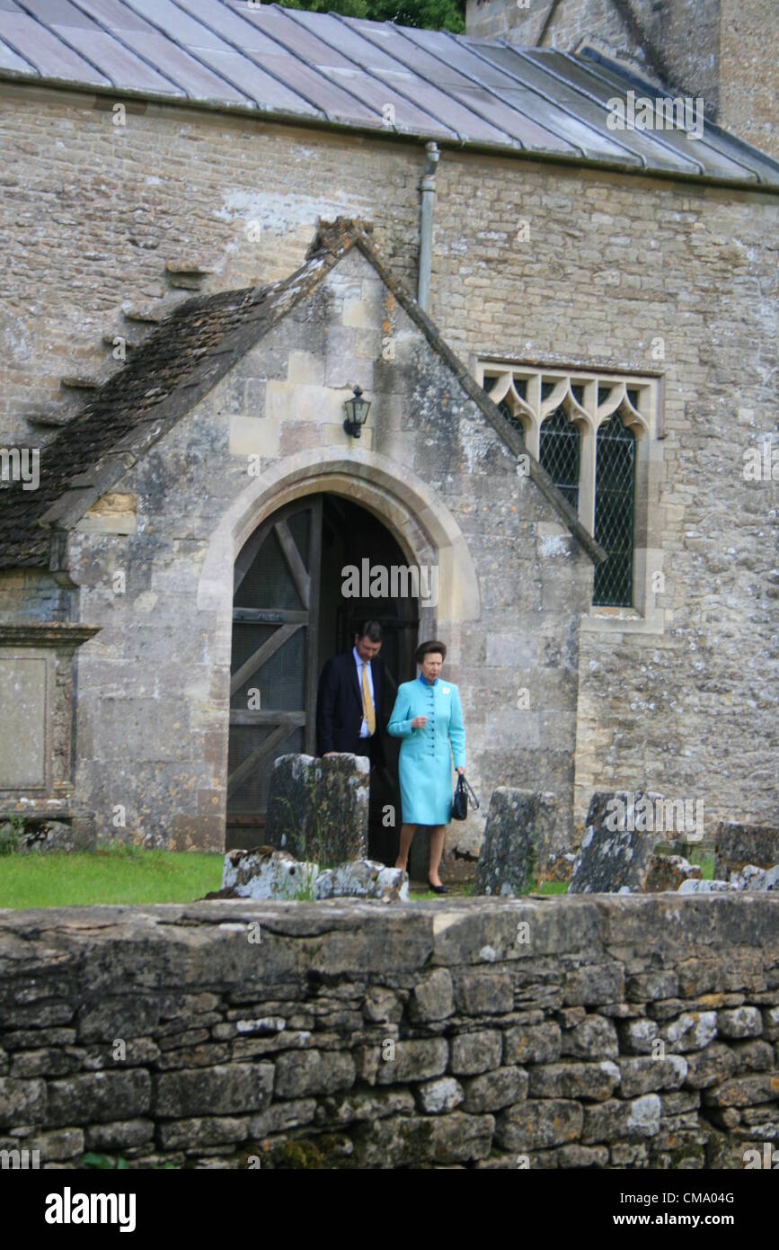 Cherington Gloucestershire, UK. Il 30 giugno, 2012. Princess Anne e comandante Tim Laurence lasciare la chiesa di San Nicola in Cherington dopo il battesimo della principessa Royal grand-figlia Isla Phillips. Foto Stock