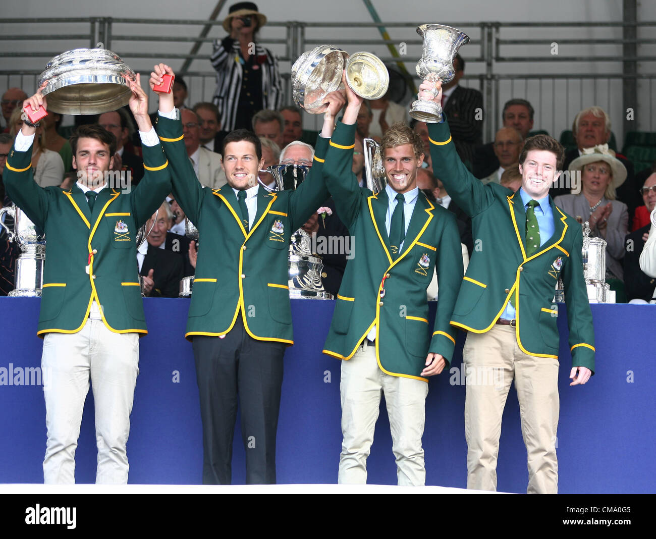 01.07.2012. Henley-on-Thames, Oxfordshire, Inghilterra. Il Royal Henley Regatta 2012. Centro Nazionale di Canottaggio di eccellenza (Australia) tenere il trofeo dopo aver vinto la Regina madre Challenge Cup Foto Stock