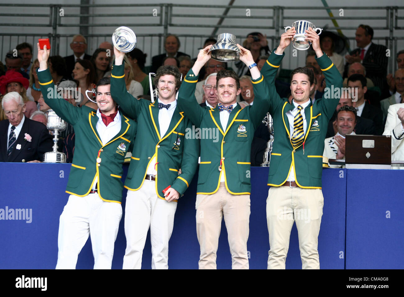 01.07.2012. Henley-on-Thames, Oxfordshire, Inghilterra. Il Royal Henley Regatta 2012. Nazionale di Canottaggio centro di eccellenza "A" (Australia) sollevare il trofeo dopo aver vinto gli stewards " Challenge Cup Foto Stock