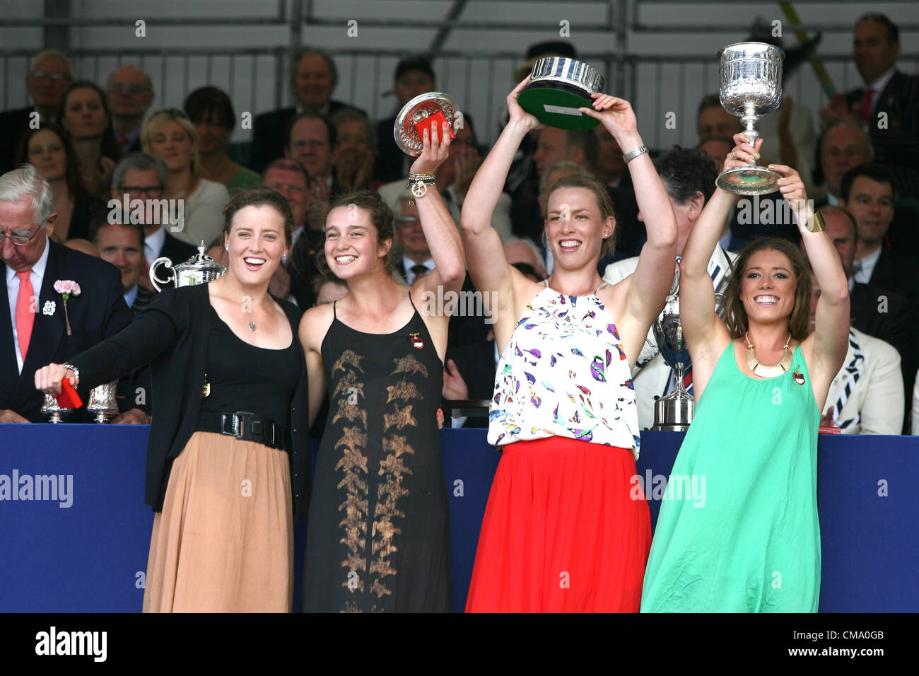 01.07.2012. Henley-on-Thames, Oxfordshire, Inghilterra. Il Royal Henley Regatta 2012. Nazionale di Canottaggio Centro di Eccellenza (Australia) solleva il trofeo dopo wining la Principessa Grace Challenge Cup Foto Stock