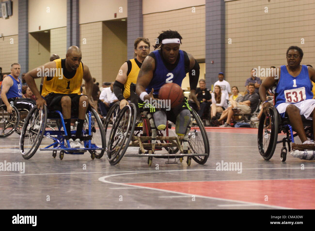 Giugno 30, 2012 - Richmond, Virginia, Stati Uniti d'America-Nazionale Veterani giochi per sedia a rotelle,basket..Alan Lewis teste per il cestello durante la partita di campionato tra team blu e oro. Blue sconfitto 52-46 oro al posto prima al 2012 veterani Nazionale Giochi in sedia a rotelle a Richmond, Virginia. Foto Stock