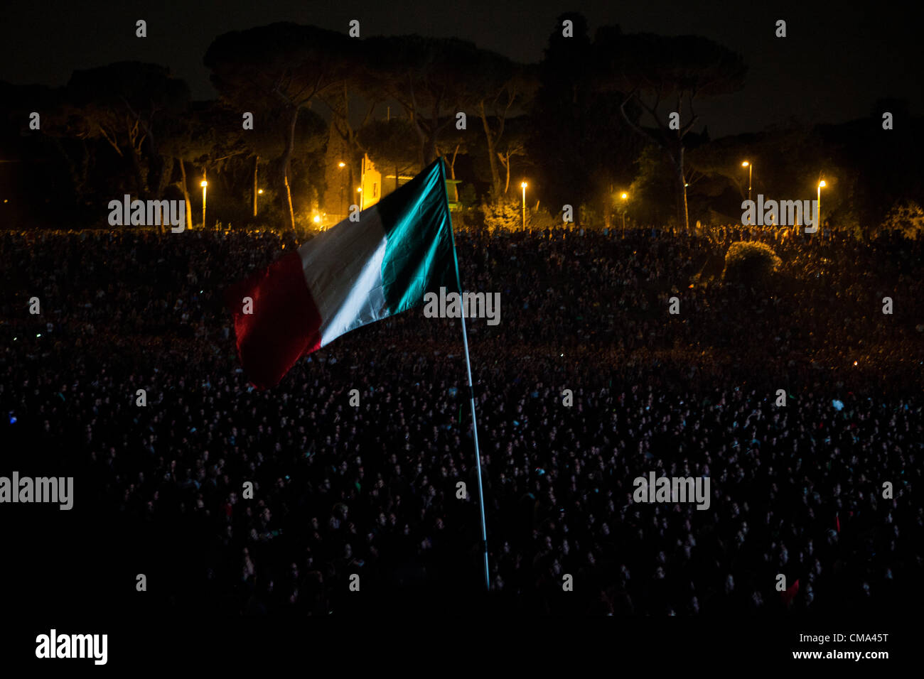 In Italia gli appassionati di calcio di guardare la partita sullo schermo gigante in corrispondenza del Circo Massimo di Roma. Foto Stock