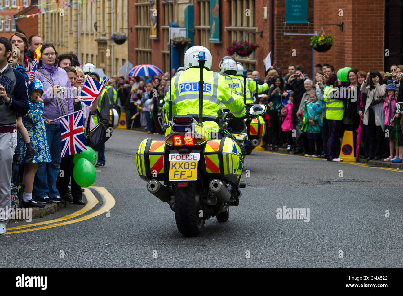 Northampton UK. 2 luglio 2012. La Torcia Olimpica il supporto di polizia centro di Northampton. Foto Stock