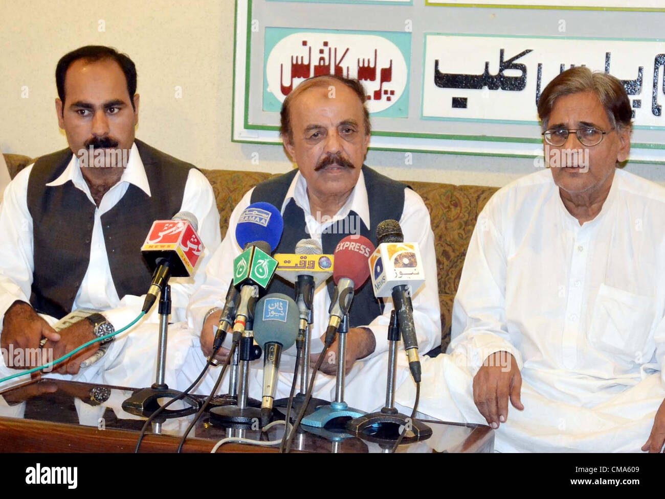 Pashtun Qaumi Tehreek leader, Rafiq Pashtun indirizzi conferenza stampa a Quetta press club il lunedì, luglio 02, 2012. Foto Stock