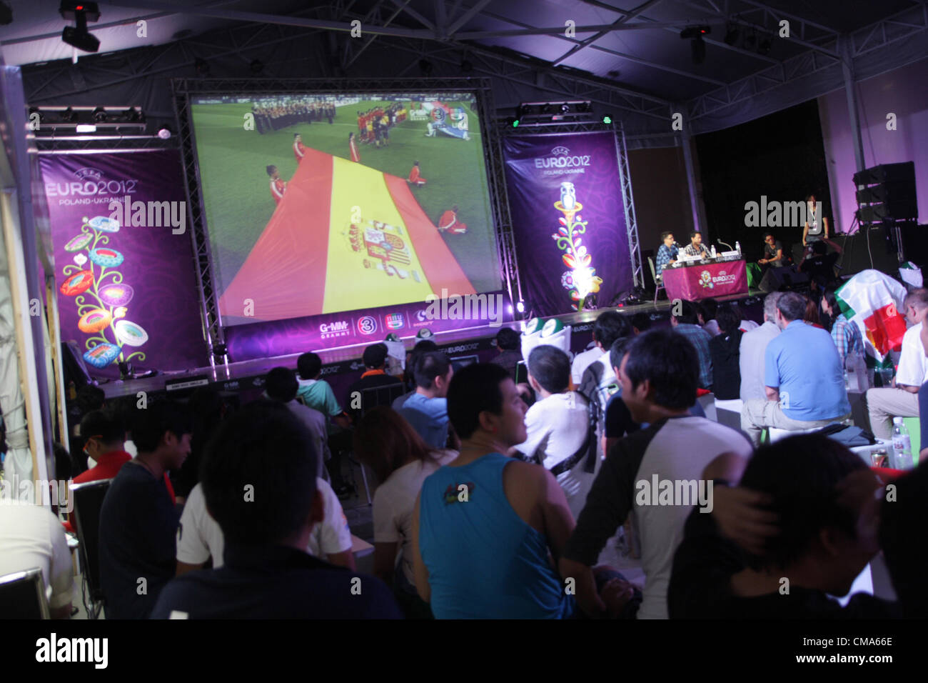 Il Siam Paragon , Bangkok, Thailandia, 2 luglio, 2012 . Prima della partita finale Spagna vs Italia iniziare . La Spagna ha chiesto un storico terzo successive trofeo internazionale importante con un 4-0 rout dell Italia in Euro 2012 final Foto Stock