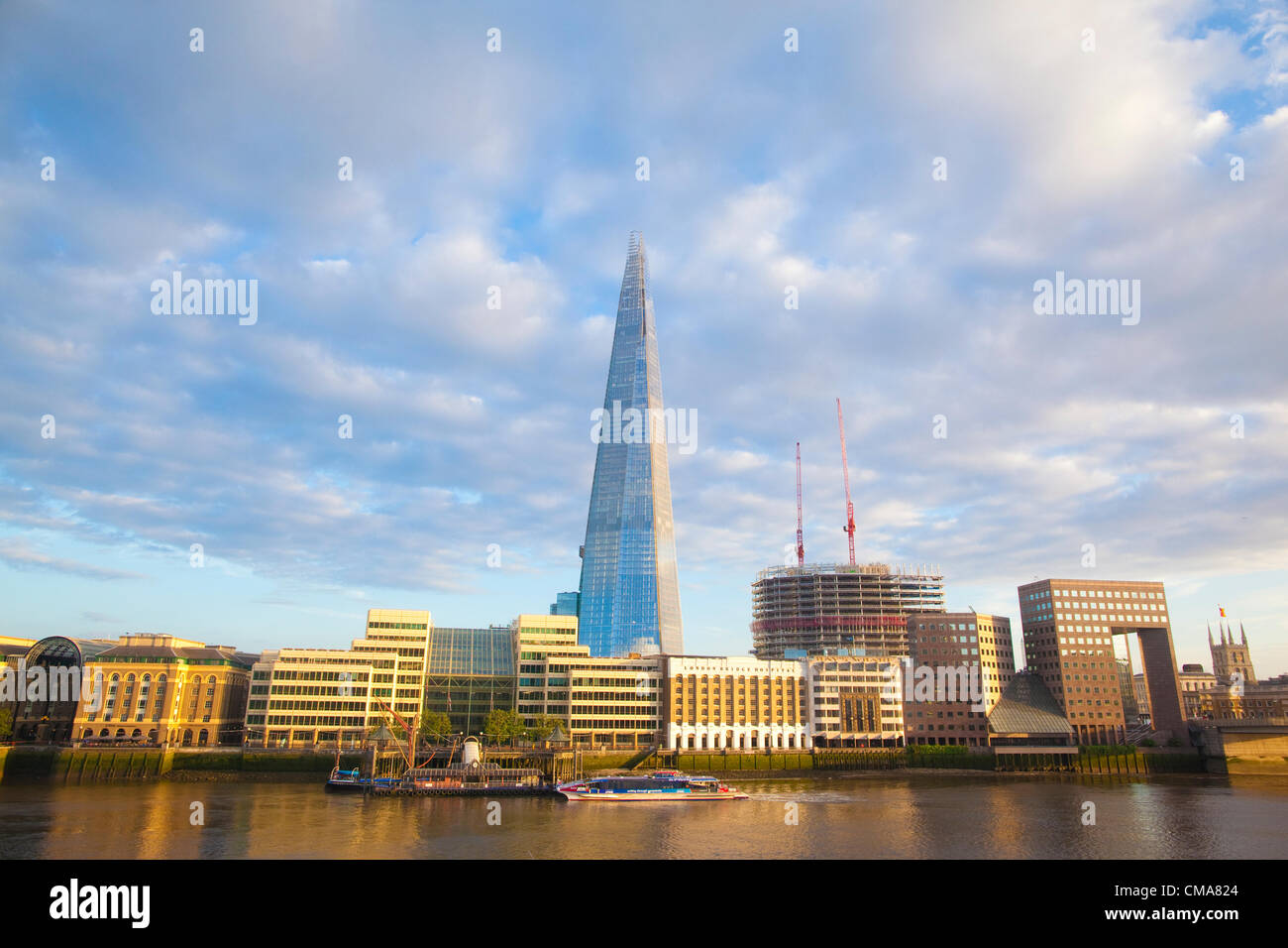 La Shard, London Bridge Street, Londra, Regno Unito. 01.07.2012 Foto mostra la Shard da tutto il Tamigi prima dell'inaugurazione ufficiale del 309.6metri alto edificio frequentato dal Qatar il Primo Ministro Sheikh Hamad Bin Jassim Bin Jabor Al Thani e il Duca di York mercoledì 04 luglio 2012. Foto Stock