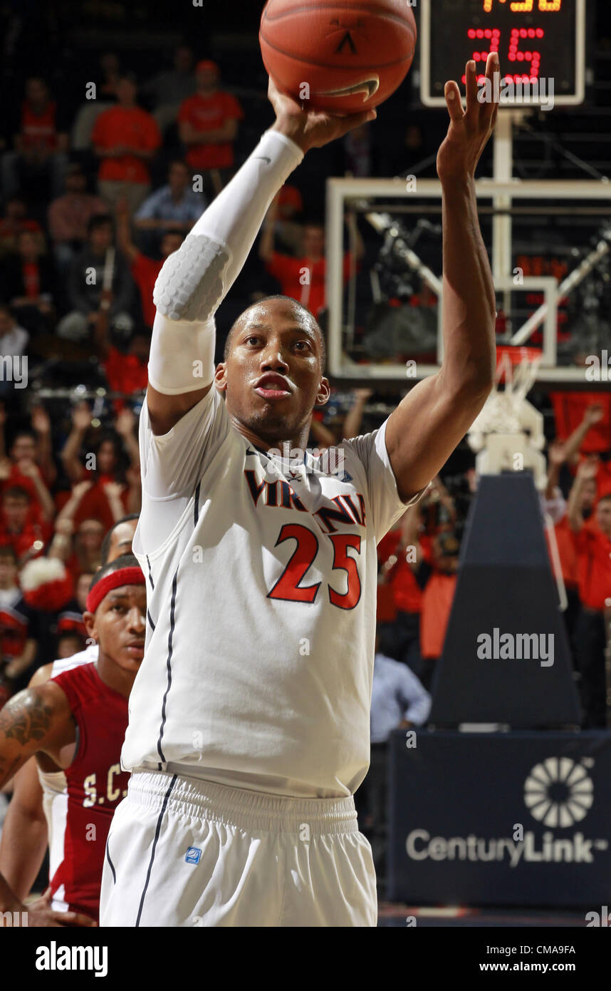 Nov. 13, 2011 - Charlottesville, Virginia, Stati Uniti - Akil Mitchell #25 della Virginia Cavaliers spara un tiro libero durante il gioco il 13 novembre 2011 presso la John Paul Jones Arena in Charlottesville, Virginia. Virginia ha sconfitto il Sud Carolina 75-38. (Credito Immagine: © Andrew Shurtleff/ZUMAPRESS.com) Foto Stock