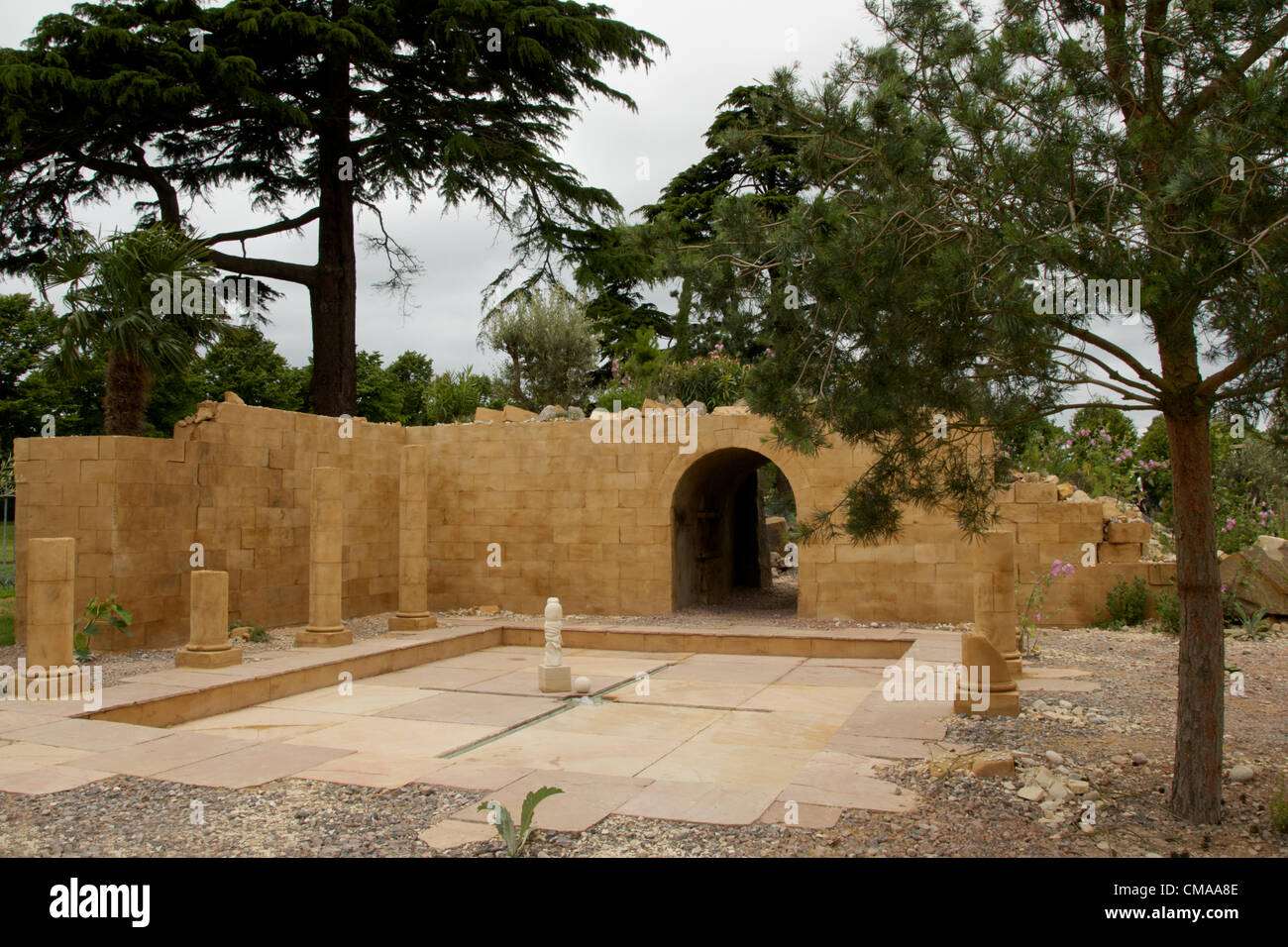Scoprite la Giordania Giardino vincitore del mondo dei giardini di Best in Show Award e una medaglia d oro al RHS Hampton Court Palace Flower Show Londra UK 2 luglio 2012. Il giardino è stato sponsorizzato da Jordan Tourism Board in collaborazione con Cox &Re e disegnato da Paolo Hervey Brookes per commemorare la scoperta della città perduta di Petra da explorer Johann Burckhardt Foto Stock