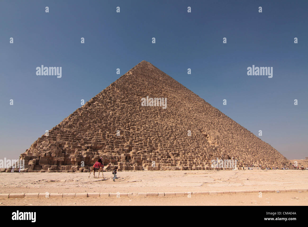 Febbraio 19, 2012 - Cairo, Egitto - Piramidi di Giza privo di qualsiasi turista come Unione ecomonic recessione accoppiato con la crisi politica in Egitto vede il crollo del turismo a un livello allarmante (credito Immagine: © Theodore Liasi/ZUMAPRESS.com) Foto Stock