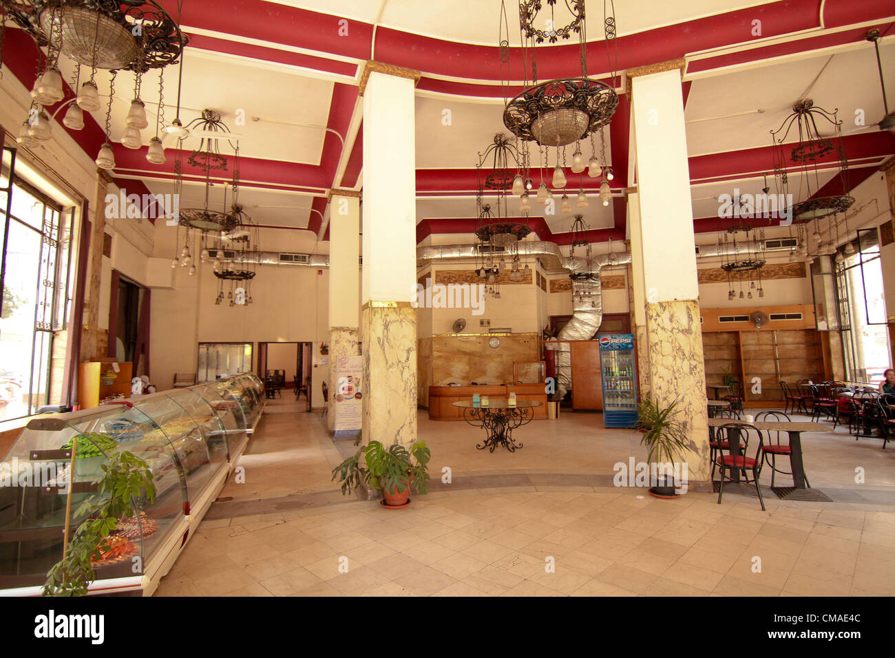 Febbraio 19, 2012 - Groppi coffee house in Midan Talaat Harb, Cairo, precedentemente noto come il più famoso cafÃ©, sala da tè e pasticceria in Egitto, privo di qualsiasi turista come Unione ecomonic recessione accoppiato con la crisi politica in Egitto vede il crollo del turismo a un livello allarmante (credito Immagine: © Theodore Liasi/ZUMAPRESS.com) Foto Stock