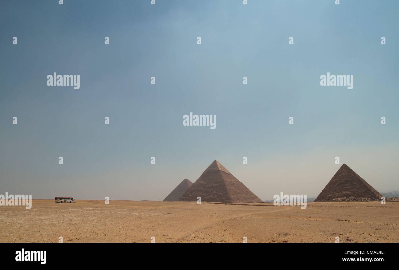 Febbraio 19, 2012 - Cairo, Egitto - Piramidi di Giza privo di qualsiasi turista come Unione ecomonic recessione accoppiato con la crisi politica in Egitto vede il crollo del turismo a un livello allarmante (credito Immagine: © Theodore Liasi/ZUMAPRESS.com) Foto Stock