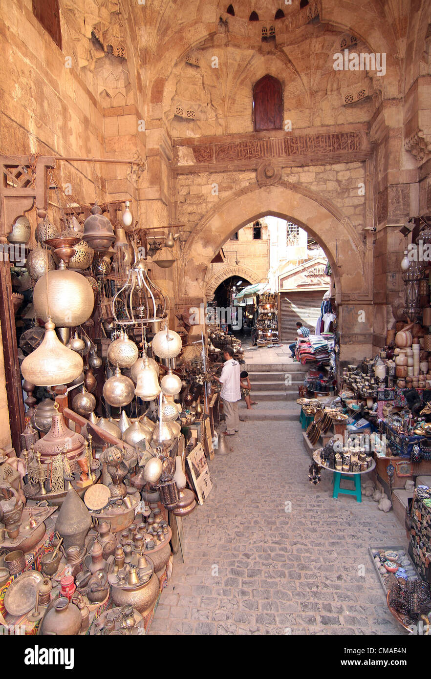 Febbraio 19, 2012 - Cairo, Egitto - il famoso quartiere dello shopping di Khan el Khalili privo di qualsiasi turista come Unione ecomonic recessione accoppiato con la crisi politica in Egitto vede il crollo del turismo a un livello allarmante (credito Immagine: © Theodore Liasi/ZUMAPRESS.com) Foto Stock