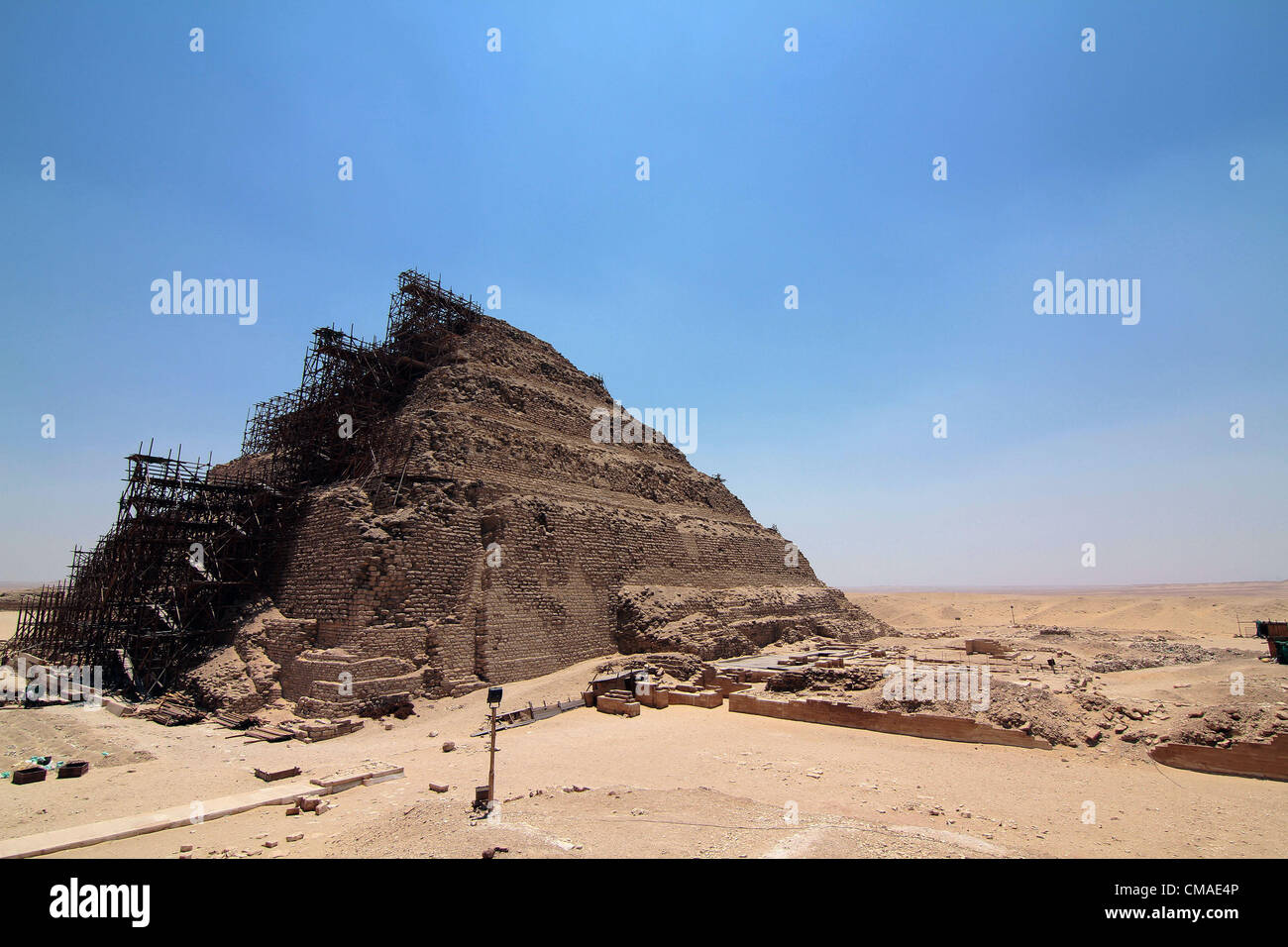 Febbraio 19, 2012 - Cairo, Egitto - piramide a Saqqara privo di qualsiasi turista come Unione ecomonic recessione accoppiato con la crisi politica in Egitto vede il crollo del turismo a un livello allarmante (credito Immagine: © Theodore Liasi/ZUMAPRESS.com) Foto Stock