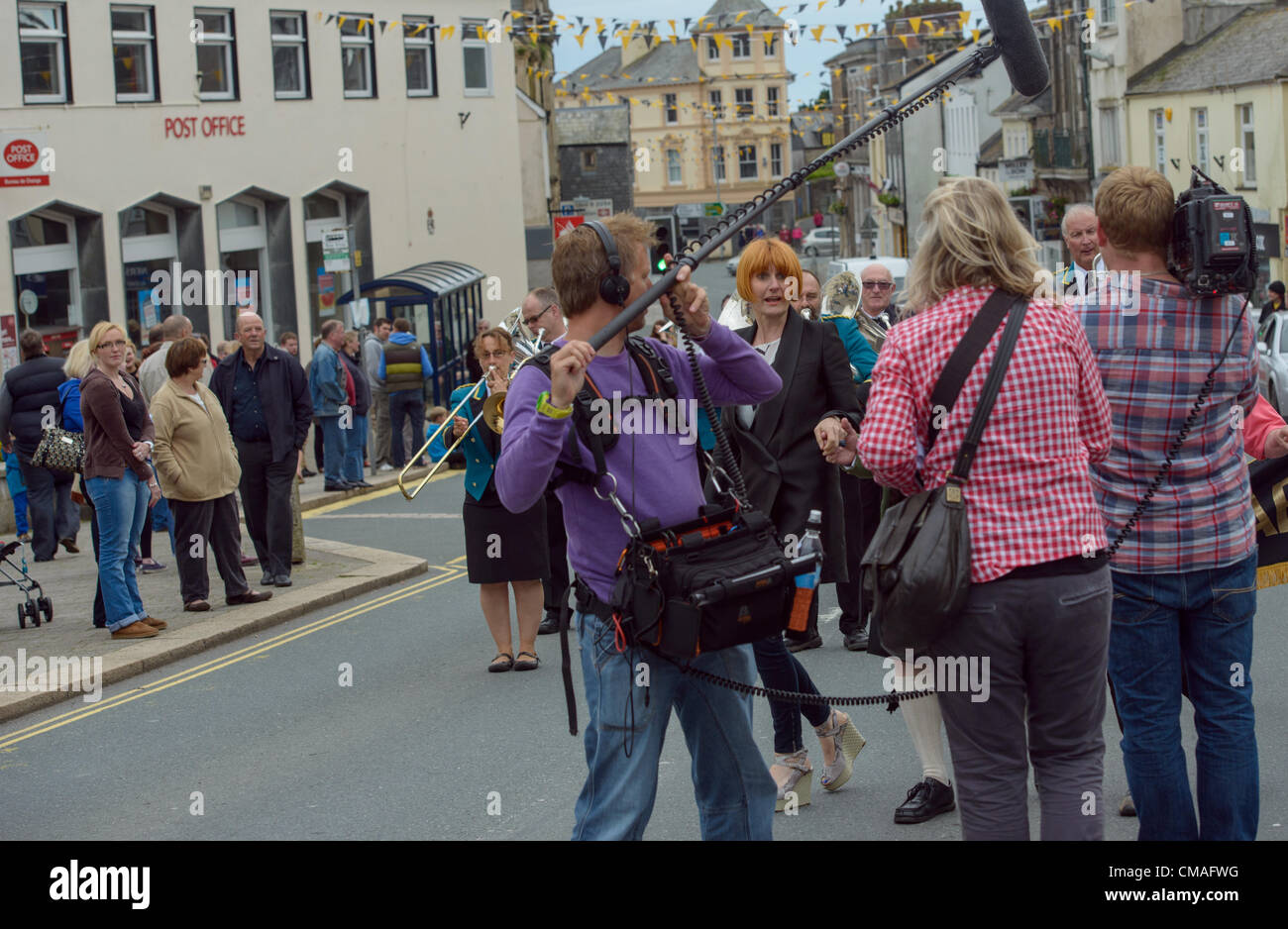 Liskeard, Cornwall, Regno Unito. 4 Luglio, 2012. Maria Portas danze le danze floreali con il Consigliere Roger Holmes in Liskeard, Cornwall. Liskeard ha vinto £100.000 di fondi del governo per provare Ms Portas piani per ringiovanire la nazione High Streets. Foto di Sean Hernon/Alamy Live News Foto Stock