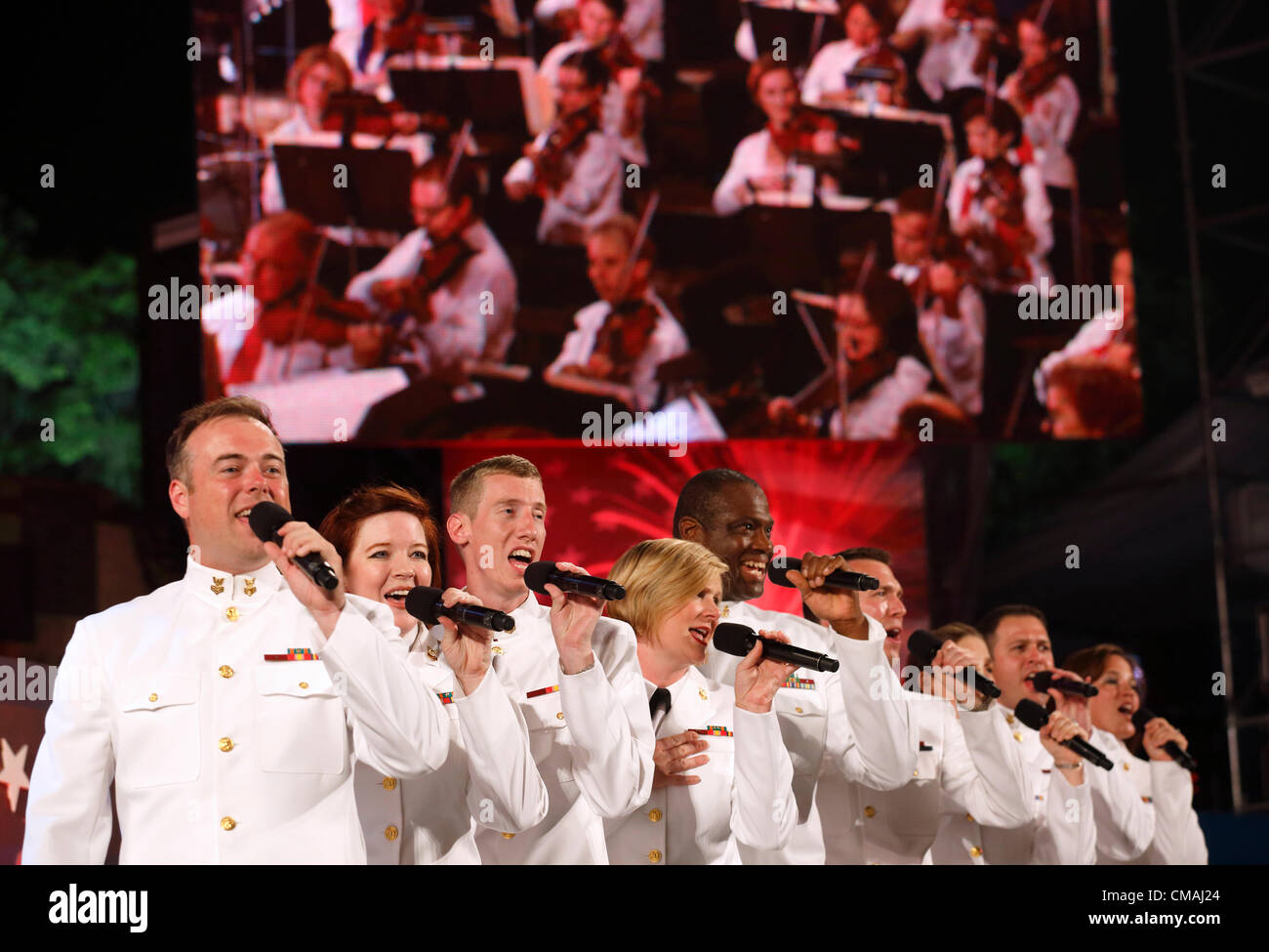 US Navy Band Sea Chanters eseguire durante l annuale Giorno Di Indipendenza Boston Pops Orchestra in concerto al portello Shell in Boston, Massachusetts, Mercoledì, 4 luglio 2012. Foto Stock