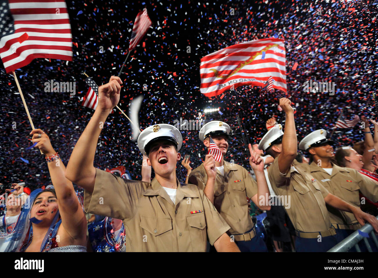 Marines americani celebrare durante l annuale Giorno Di Indipendenza Boston Pops Orchestra in concerto al portello Shell in Boston, Massachusetts, Mercoledì, 4 luglio 2012. Foto Stock